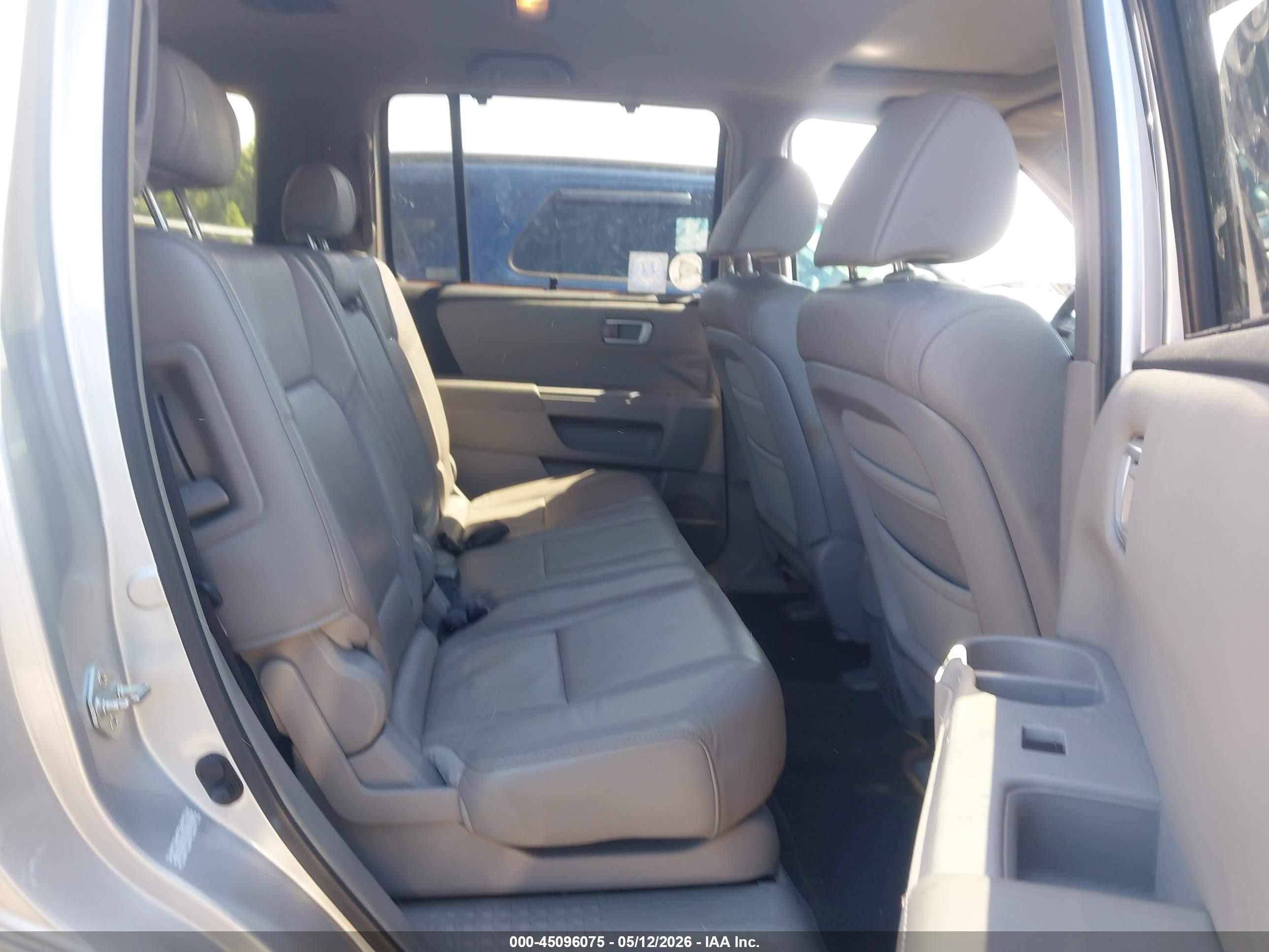 2009 Honda Pilot Touring Silver vin: 5FNYF48839B027677