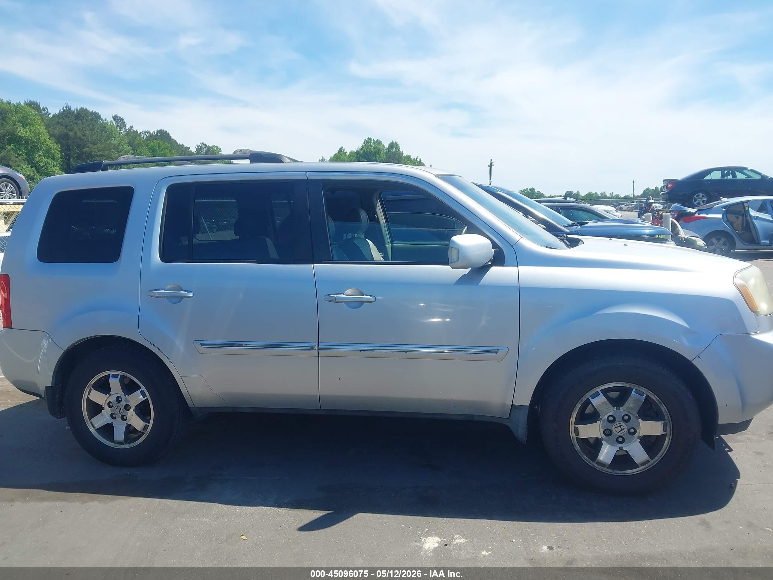 2009 Honda Pilot Touring Silver vin: 5FNYF48839B027677