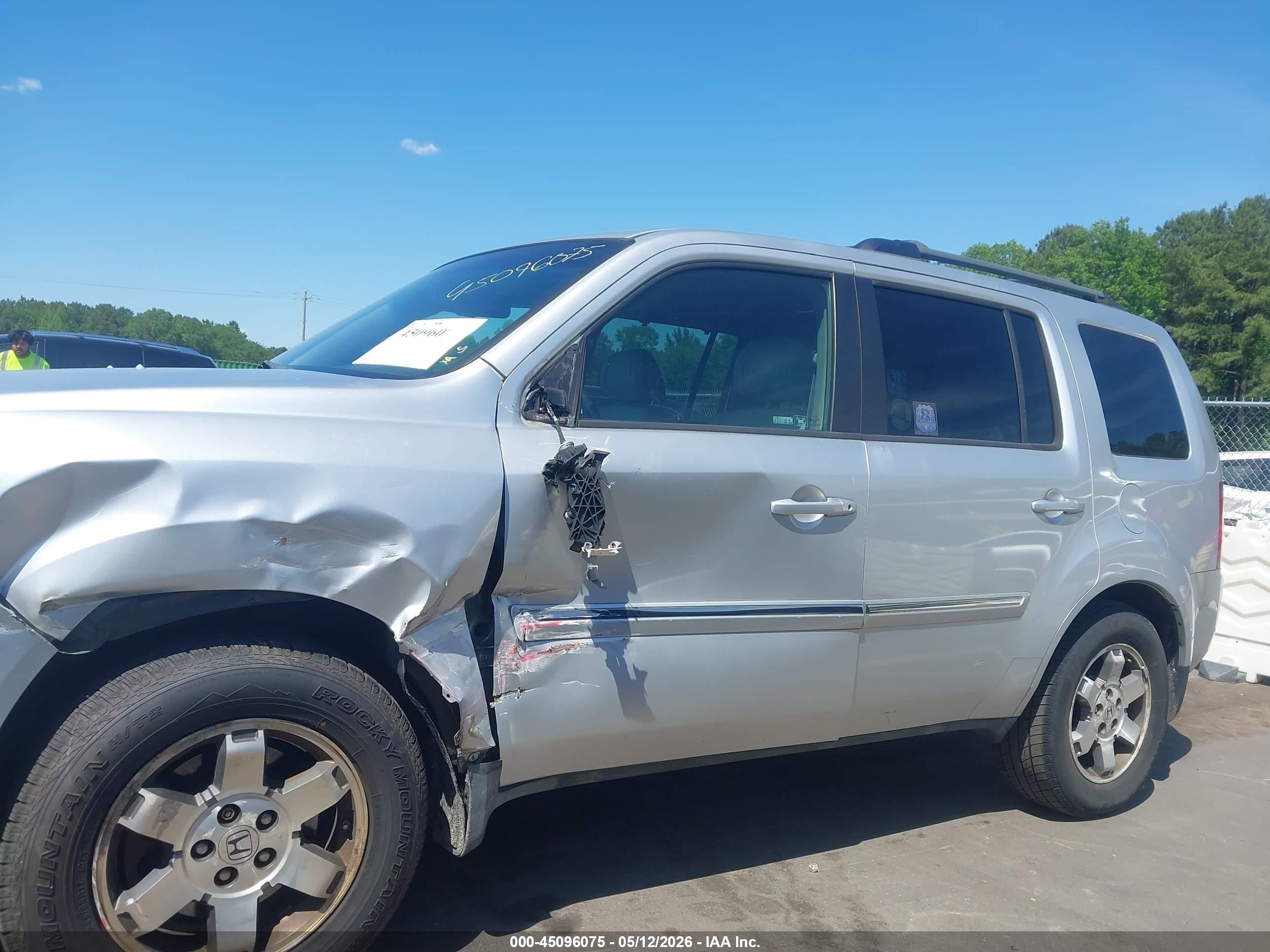 2009 Honda Pilot Touring Silver vin: 5FNYF48839B027677