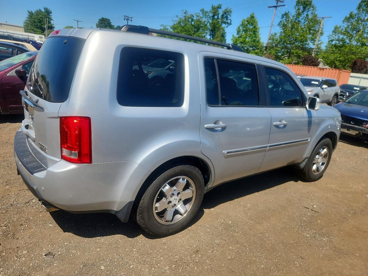2009 Honda Pilot Touring Silver vin: 5FNYF48869B024398