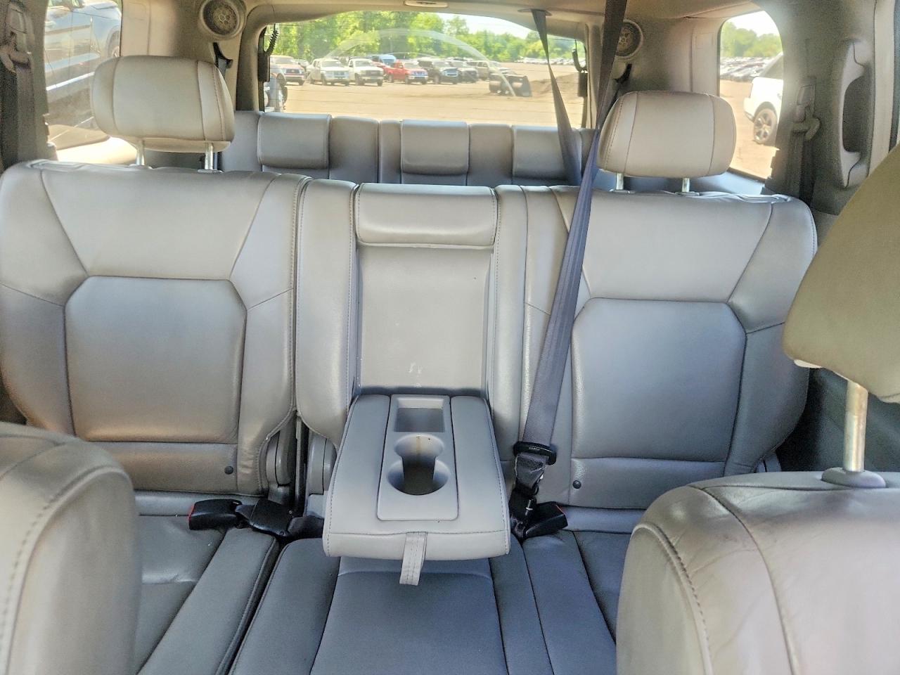 2009 Honda Pilot Touring Silver vin: 5FNYF48869B024398