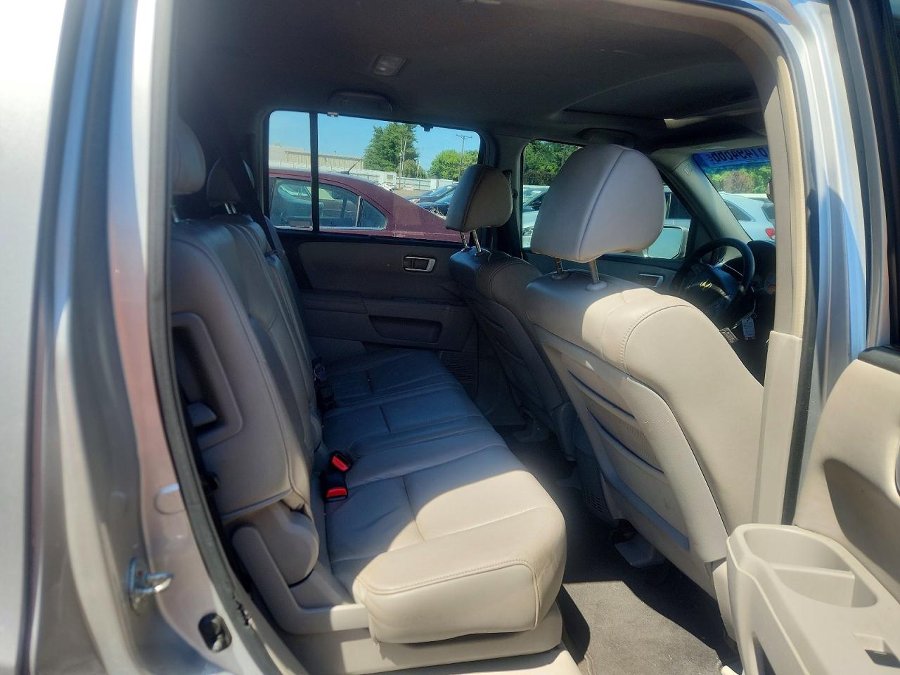 2009 Honda Pilot Touring Silver vin: 5FNYF48869B024398