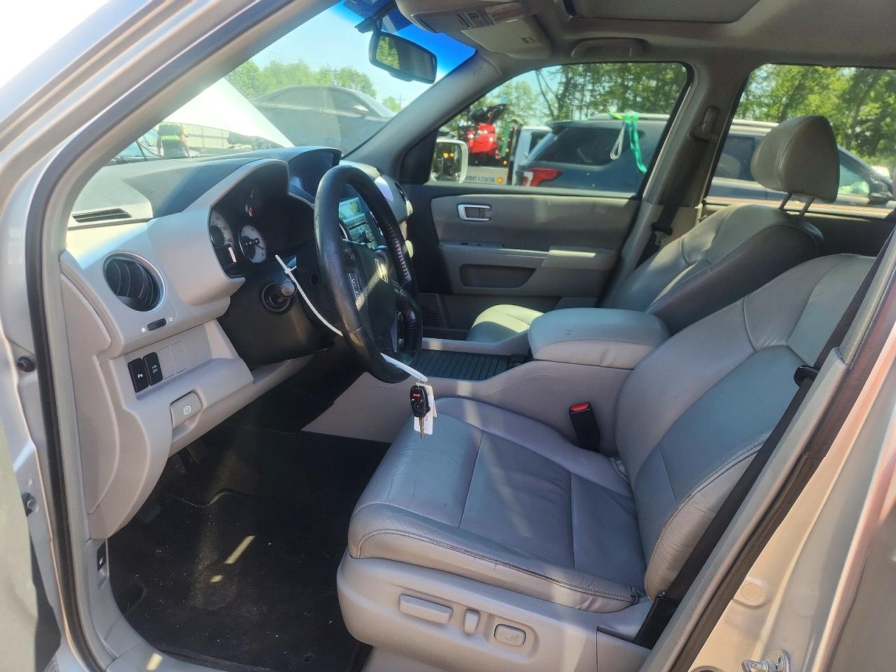 2009 Honda Pilot Touring Silver vin: 5FNYF48869B024398