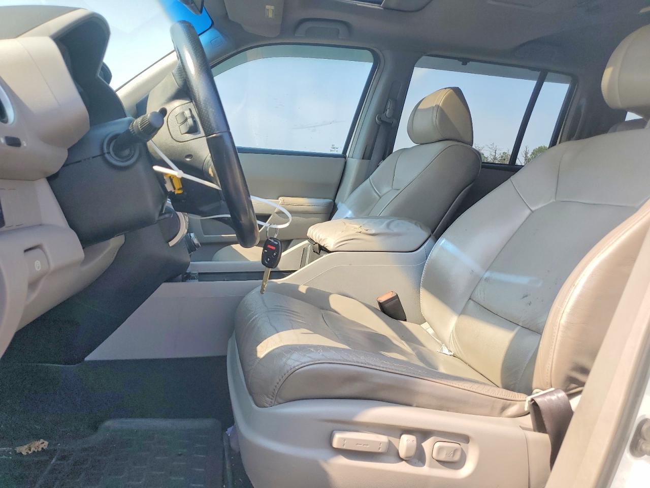 2009 Honda Pilot Touring White vin: 5FNYF48909B050973