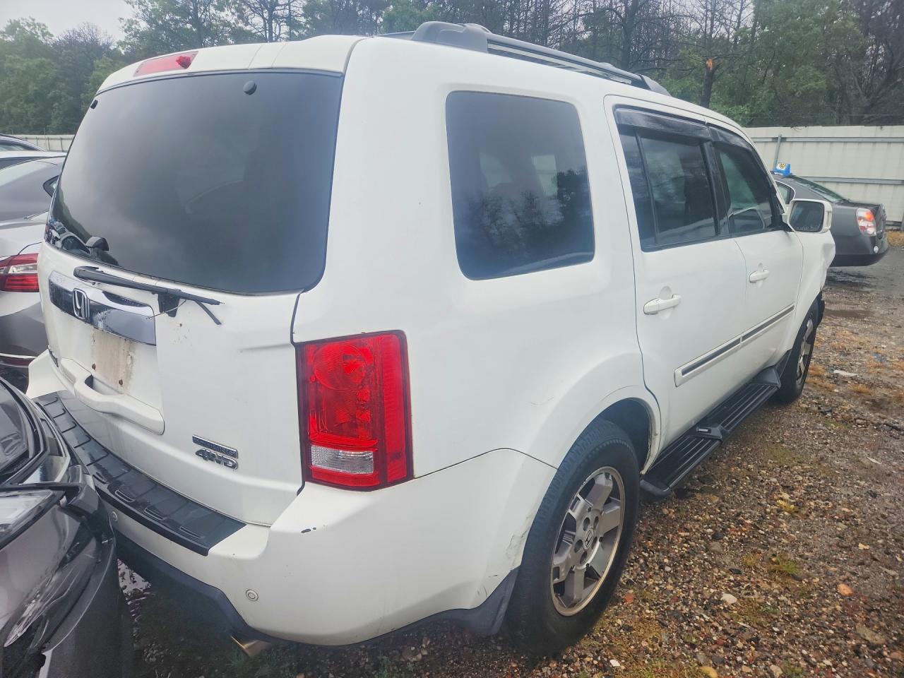 2009 Honda Pilot Touring White vin: 5FNYF48909B050973