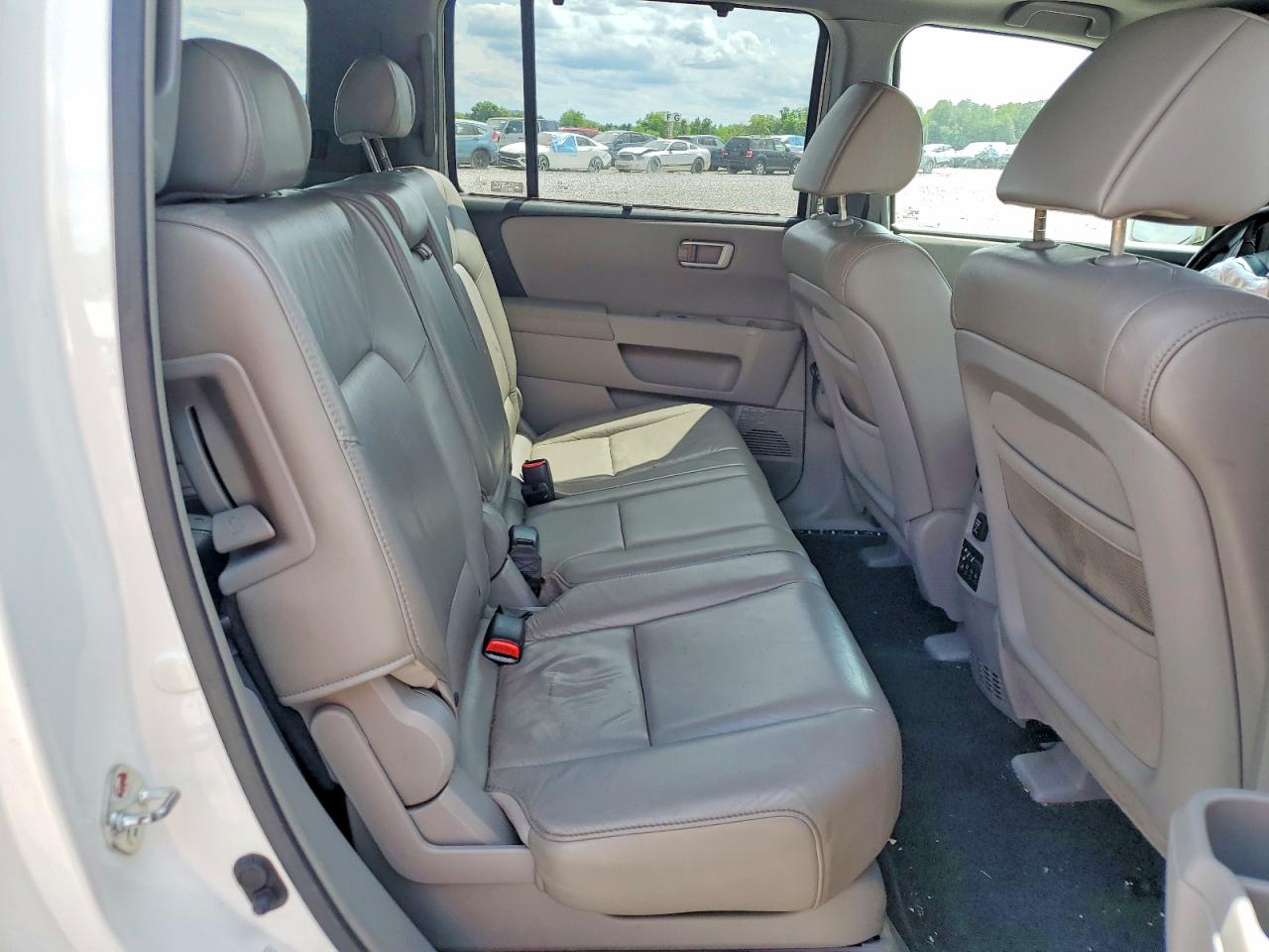 2009 Honda Pilot White vin: 5FNYF48919B029422