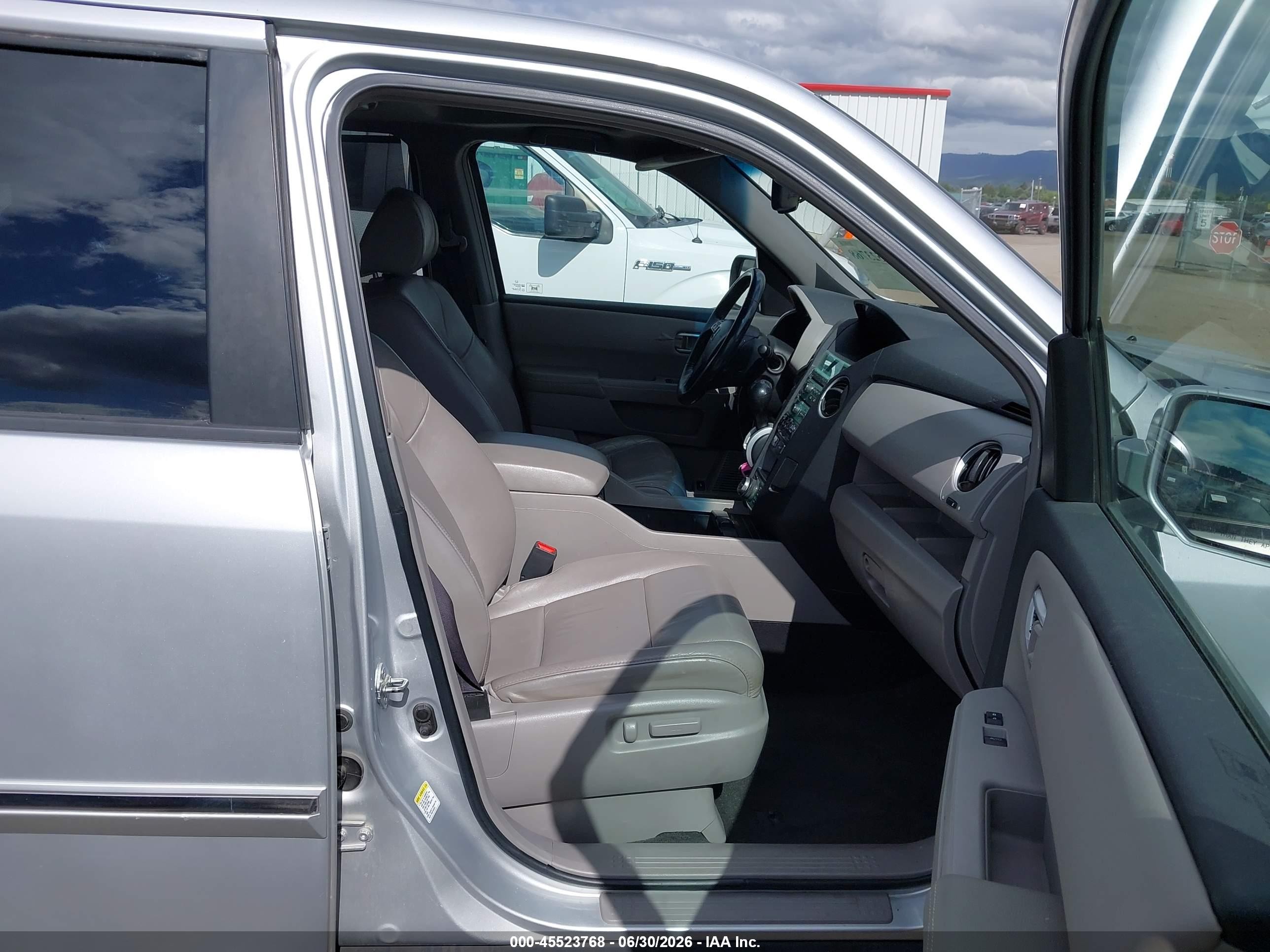 2009 Honda Pilot Touring Silver vin: 5FNYF48959B003969
