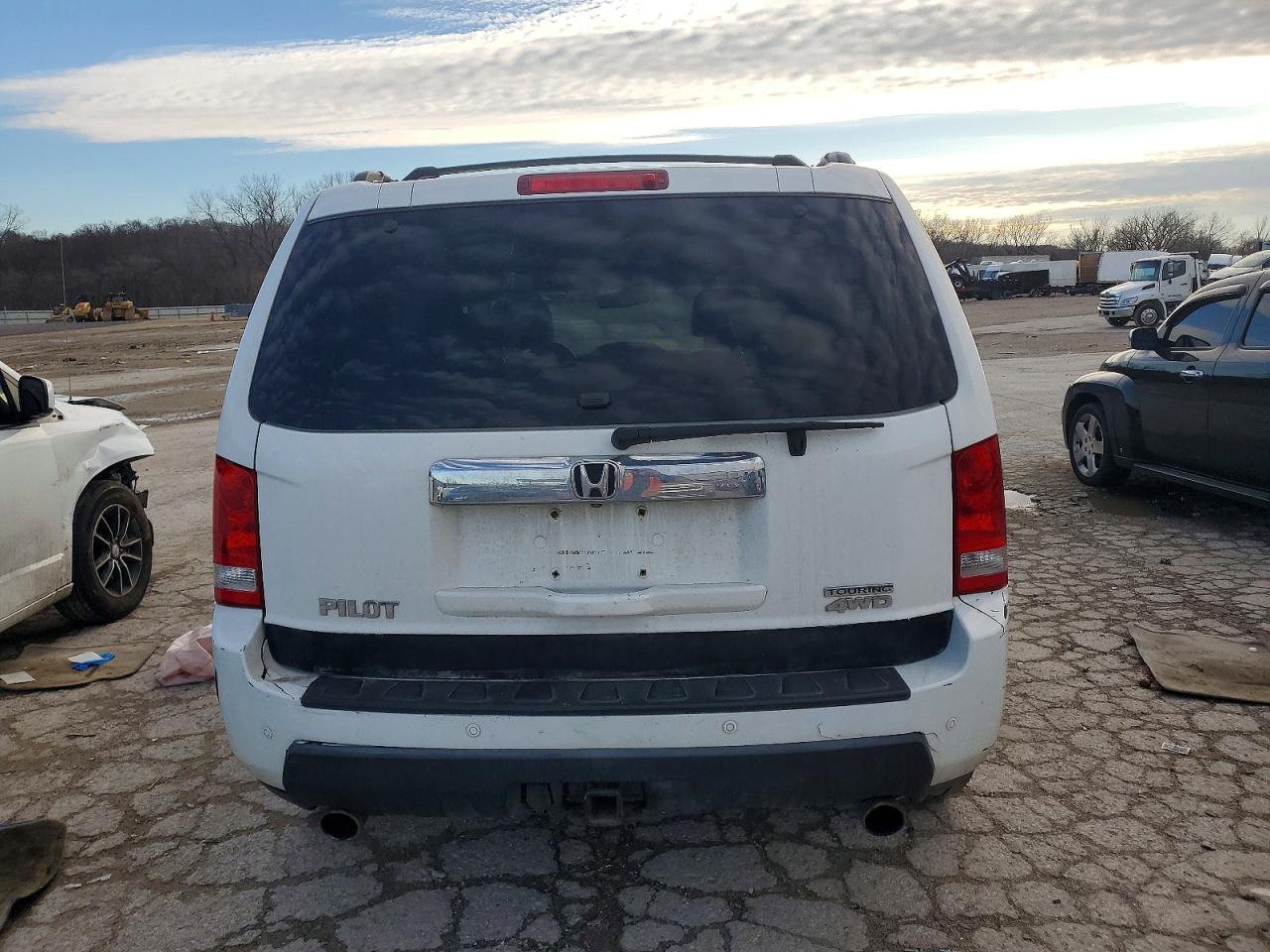 2009 Honda Pilot Touring White vin: 5FNYF489X9B020413
