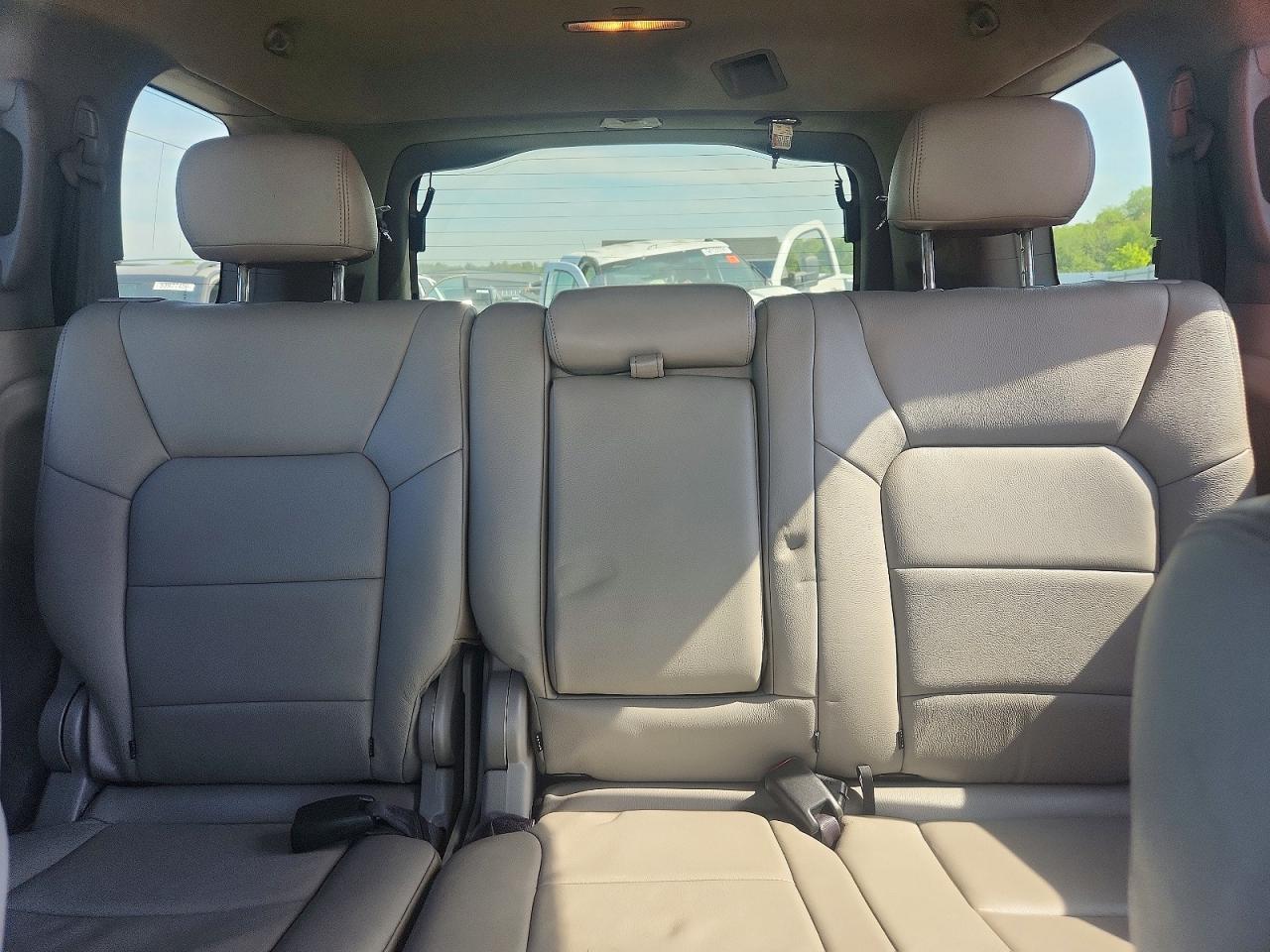 2011 Honda Pilot Lx White vin: 5FNYF4H20BB018405