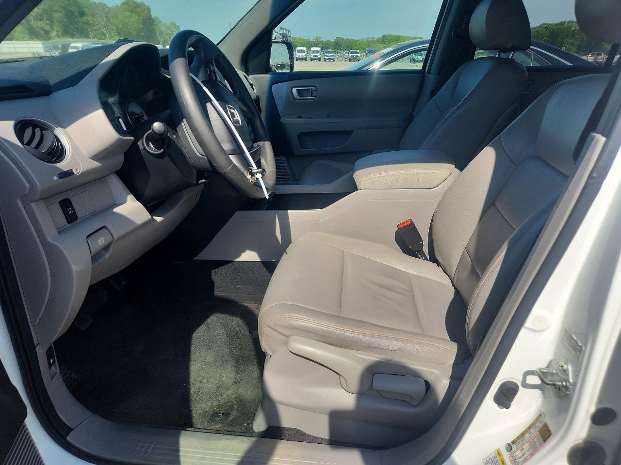 2011 Honda Pilot Lx White vin: 5FNYF4H20BB018405