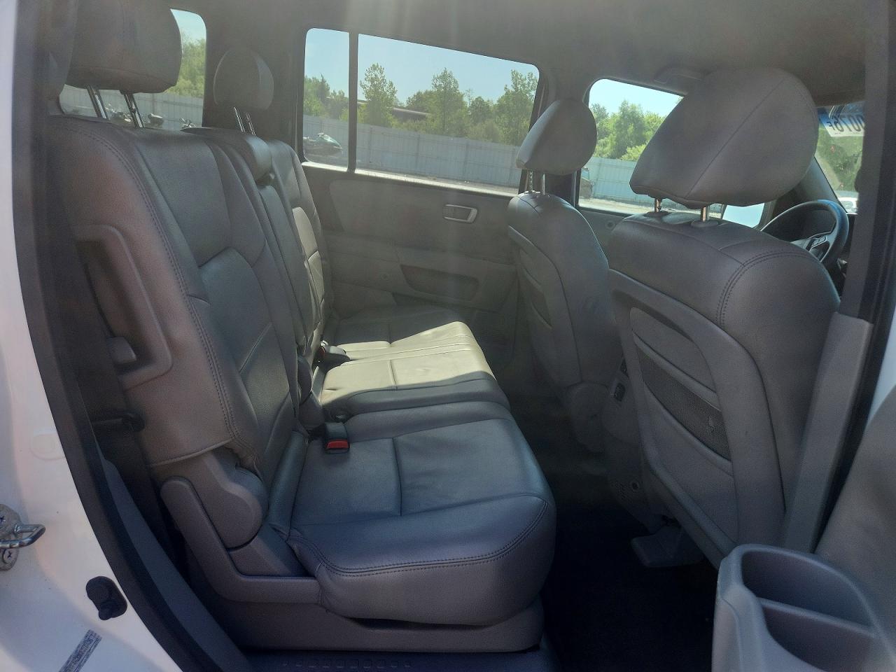 2011 Honda Pilot Lx White vin: 5FNYF4H20BB018405