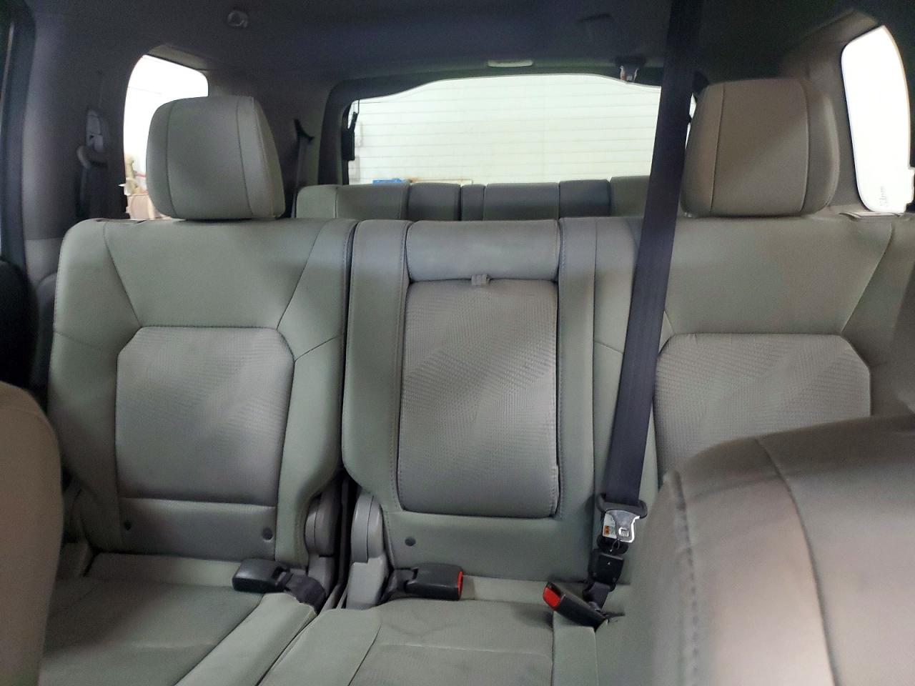 2013 Honda Pilot Lx Silver vin: 5FNYF4H20DB086108