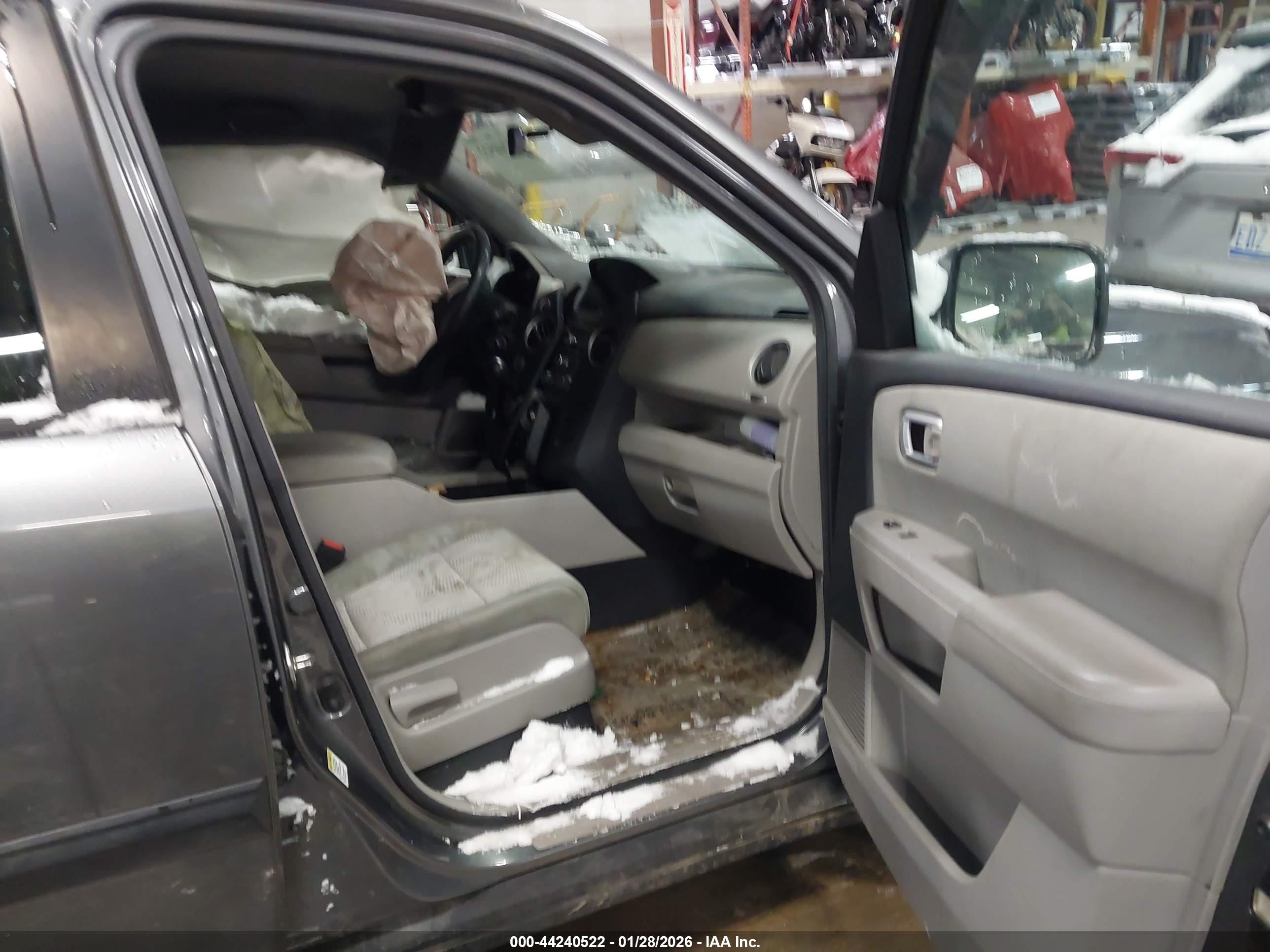 2013 Honda Pilot Lx Gray vin: 5FNYF4H21DB070841