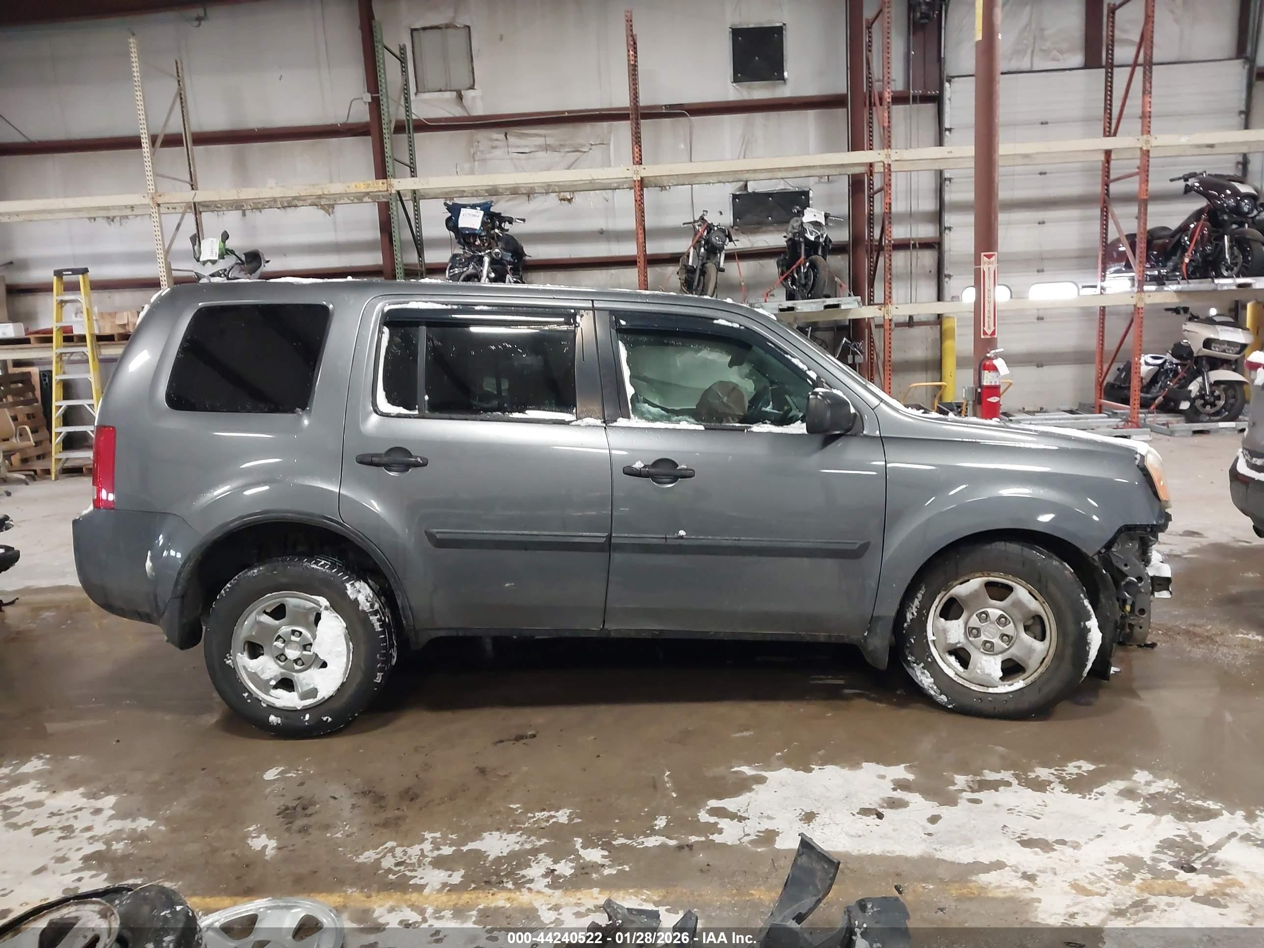 2013 Honda Pilot Lx Gray vin: 5FNYF4H21DB070841