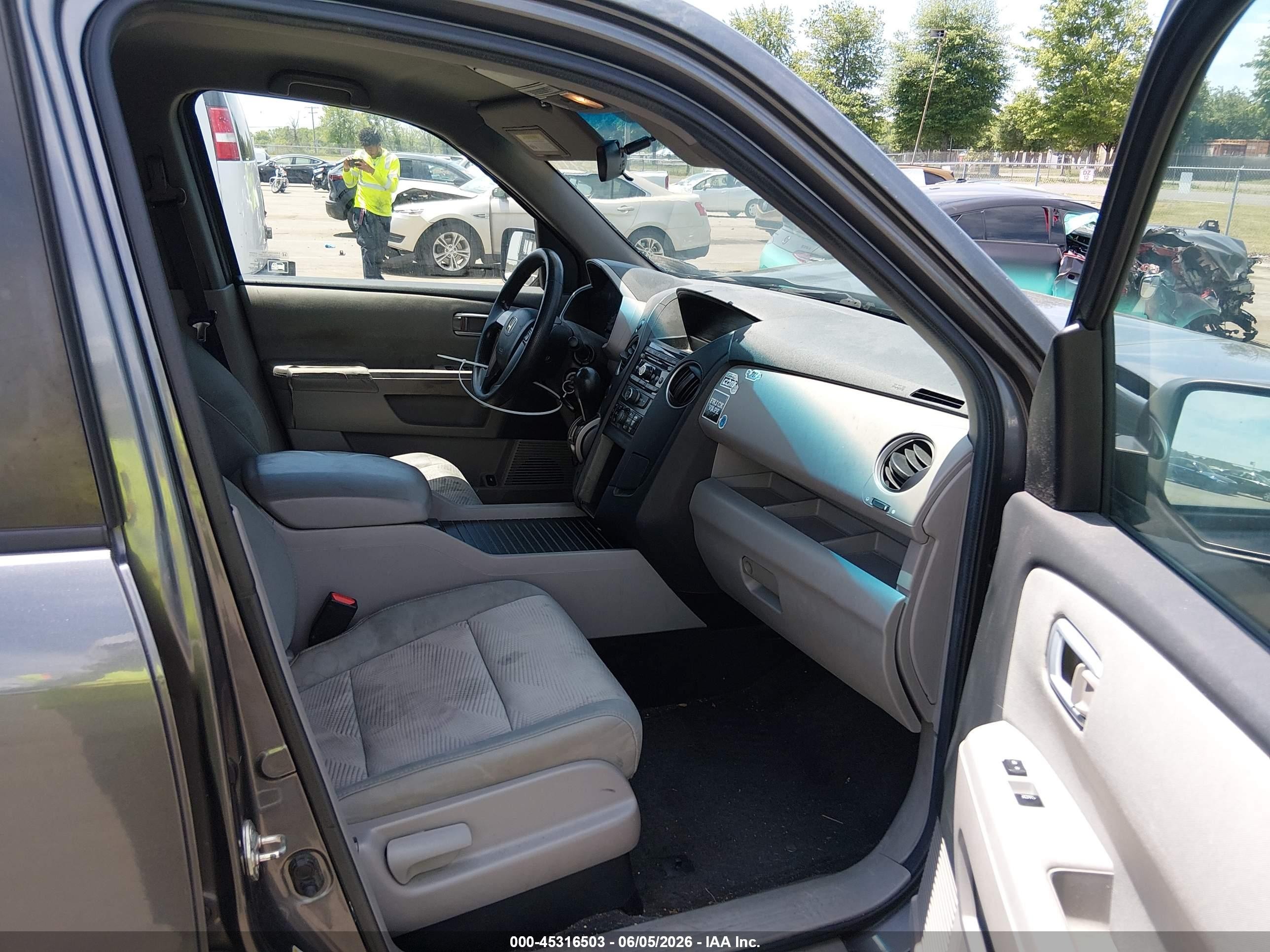 2012 Honda Pilot Lx Gray vin: 5FNYF4H22CB085900