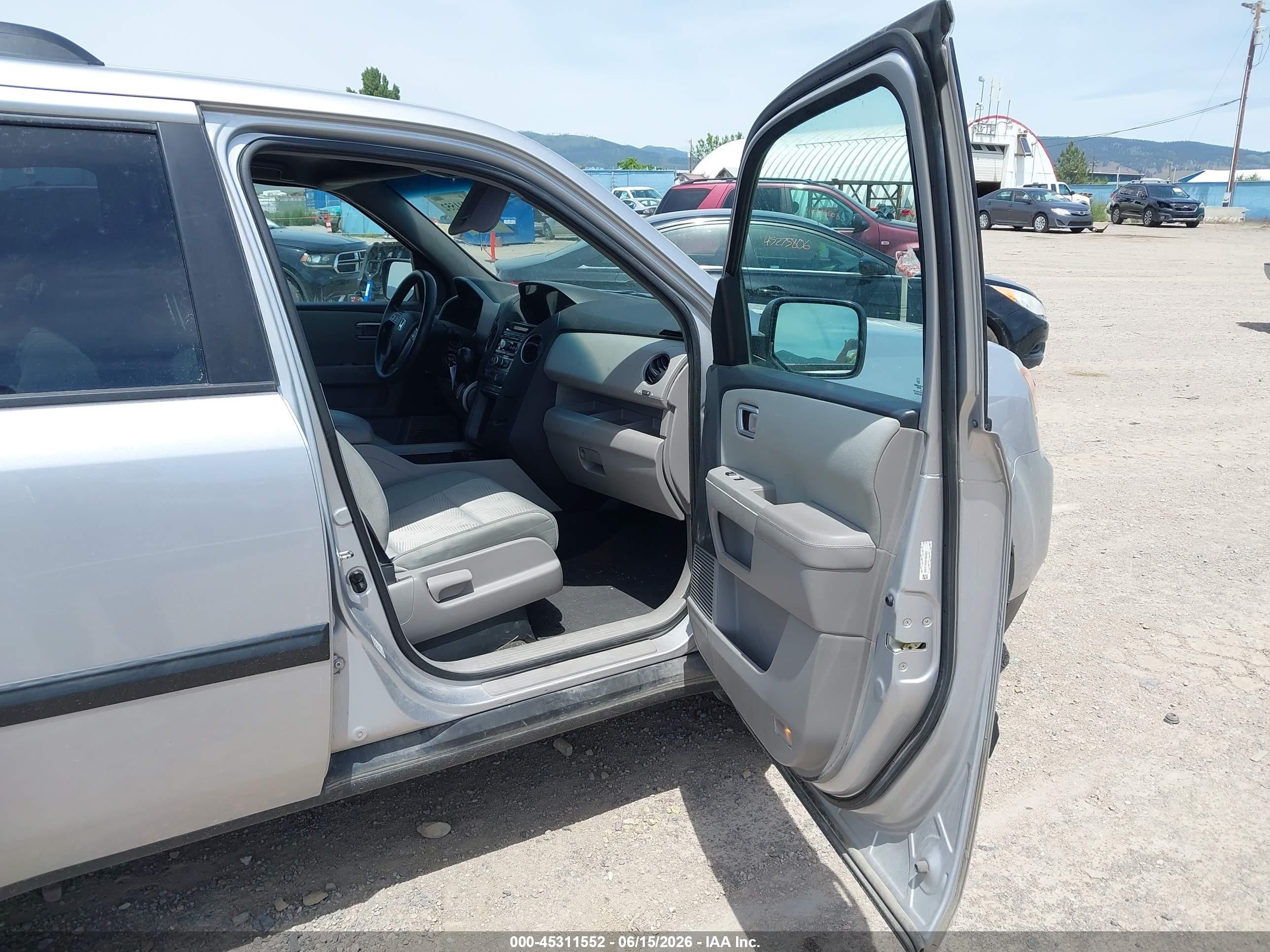 2015 Honda Pilot Lx Silver vin: 5FNYF4H22FB004527