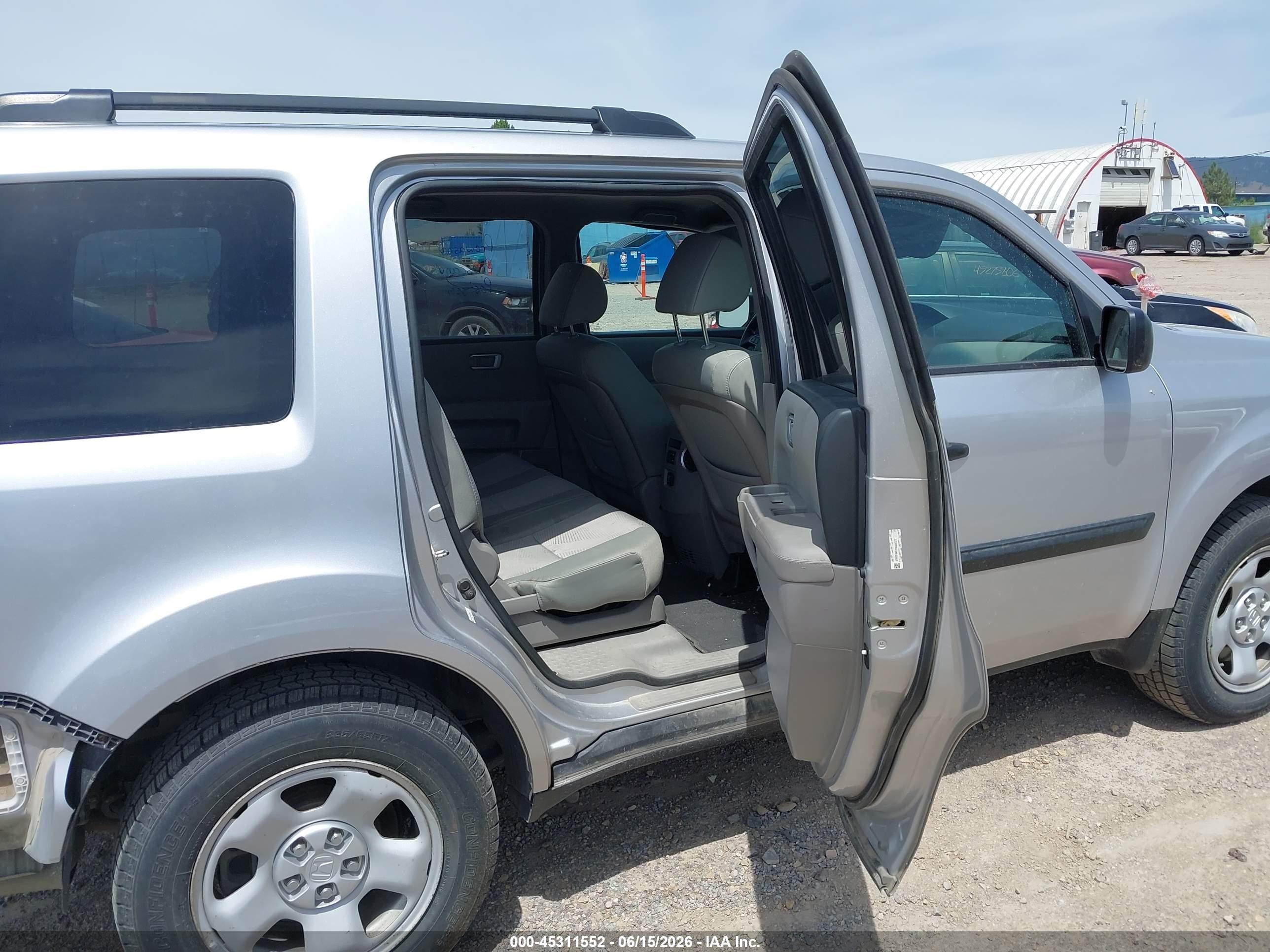 2015 Honda Pilot Lx Silver vin: 5FNYF4H22FB004527
