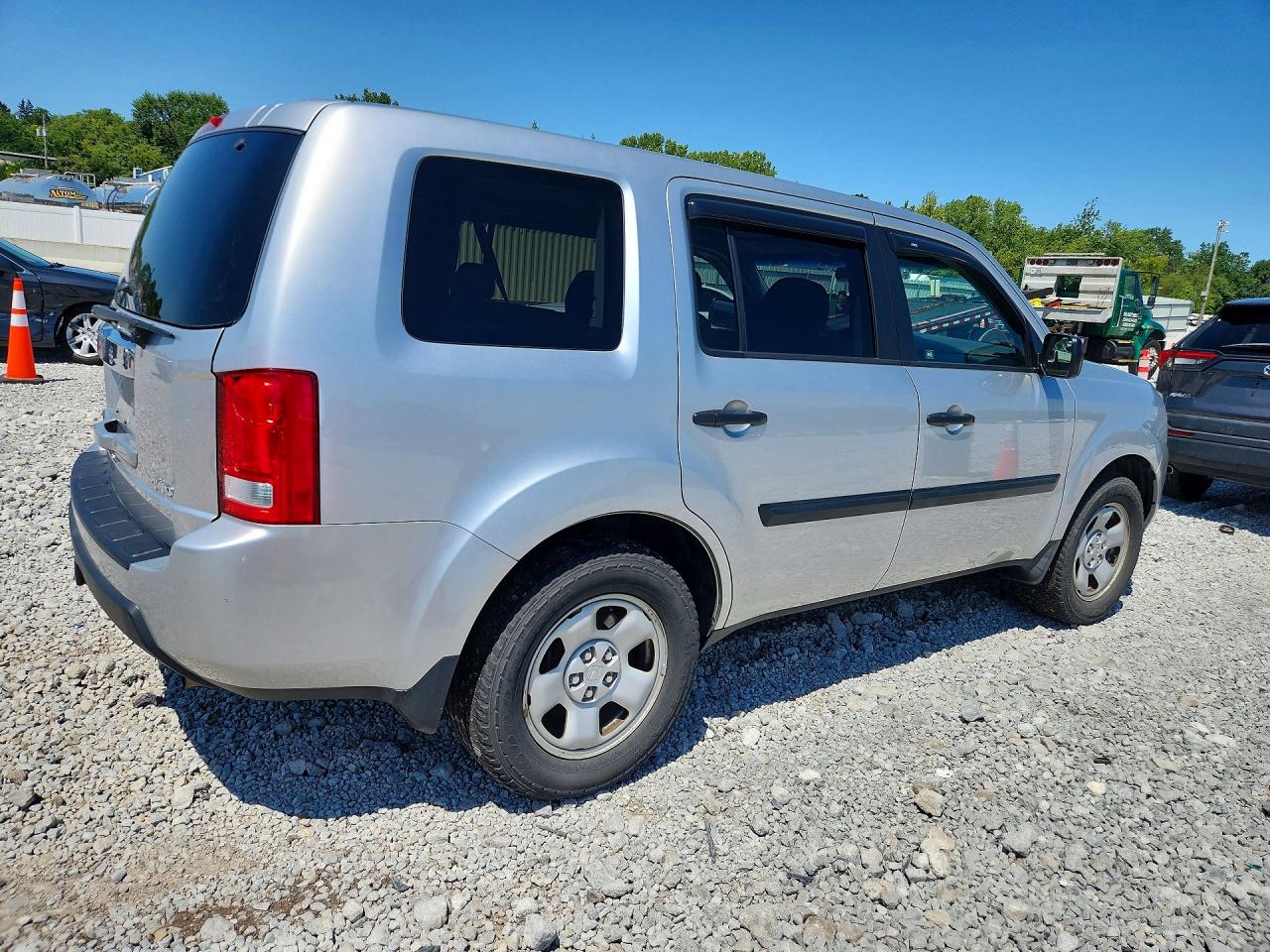 2010 Honda Pilot Lx Silver vin: 5FNYF4H23AB015528