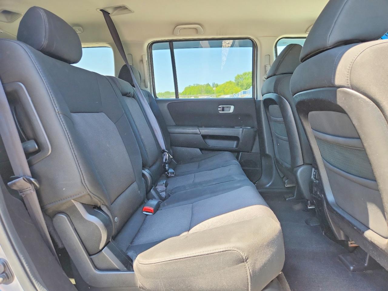 2010 Honda Pilot Lx Silver vin: 5FNYF4H23AB015528