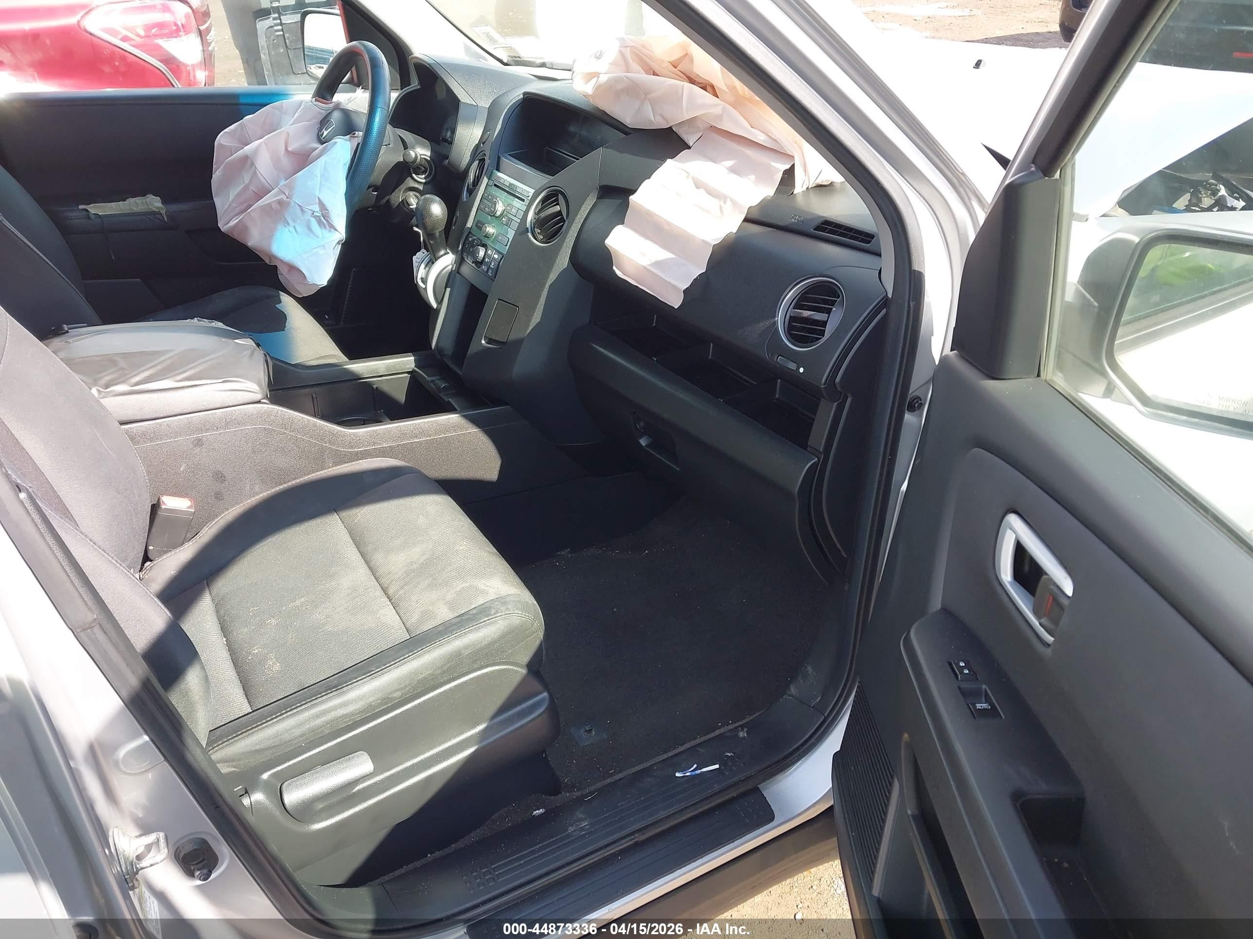 2011 Honda Pilot Lx Silver vin: 5FNYF4H23BB021444