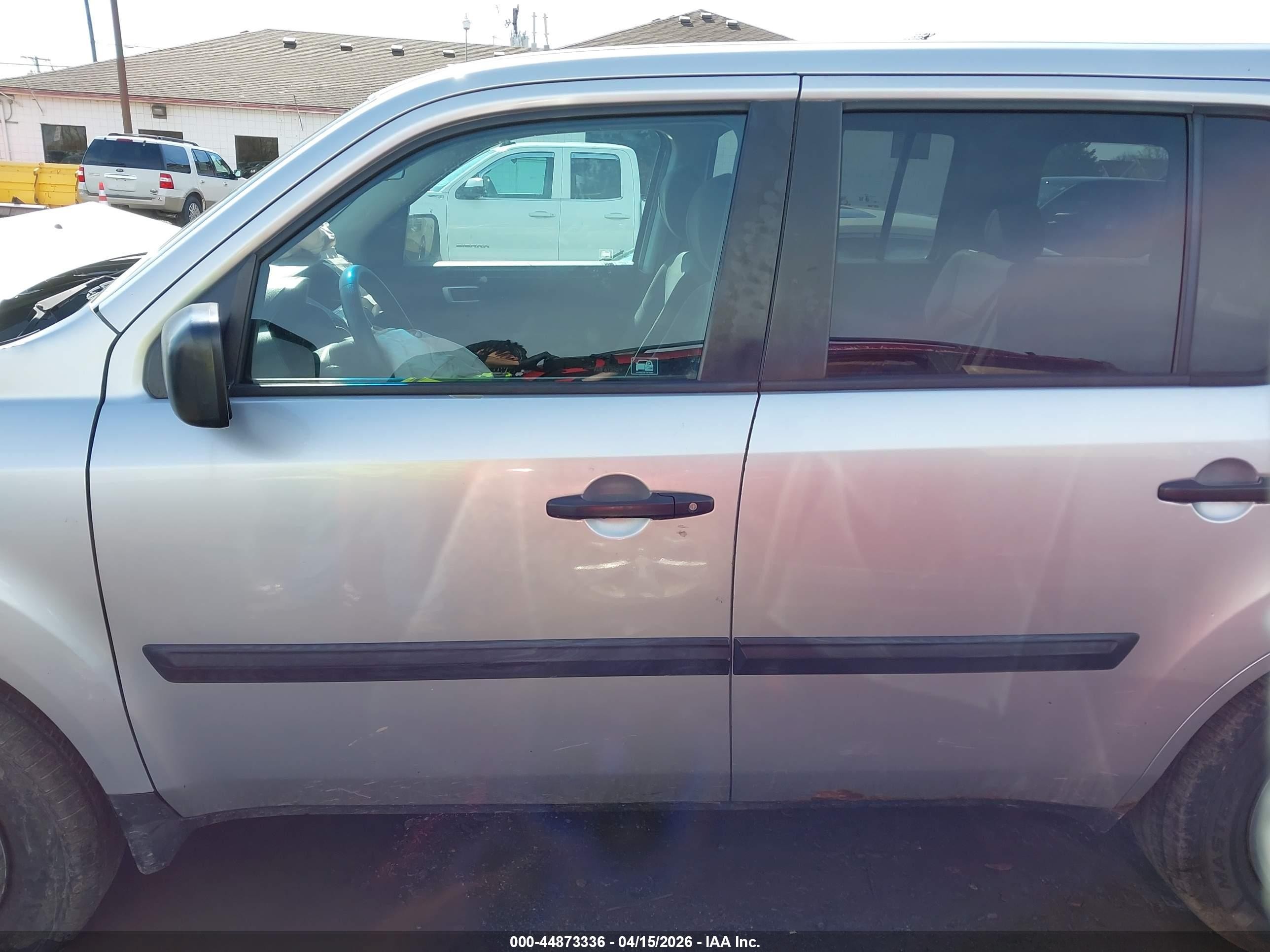 2011 Honda Pilot Lx Silver vin: 5FNYF4H23BB021444