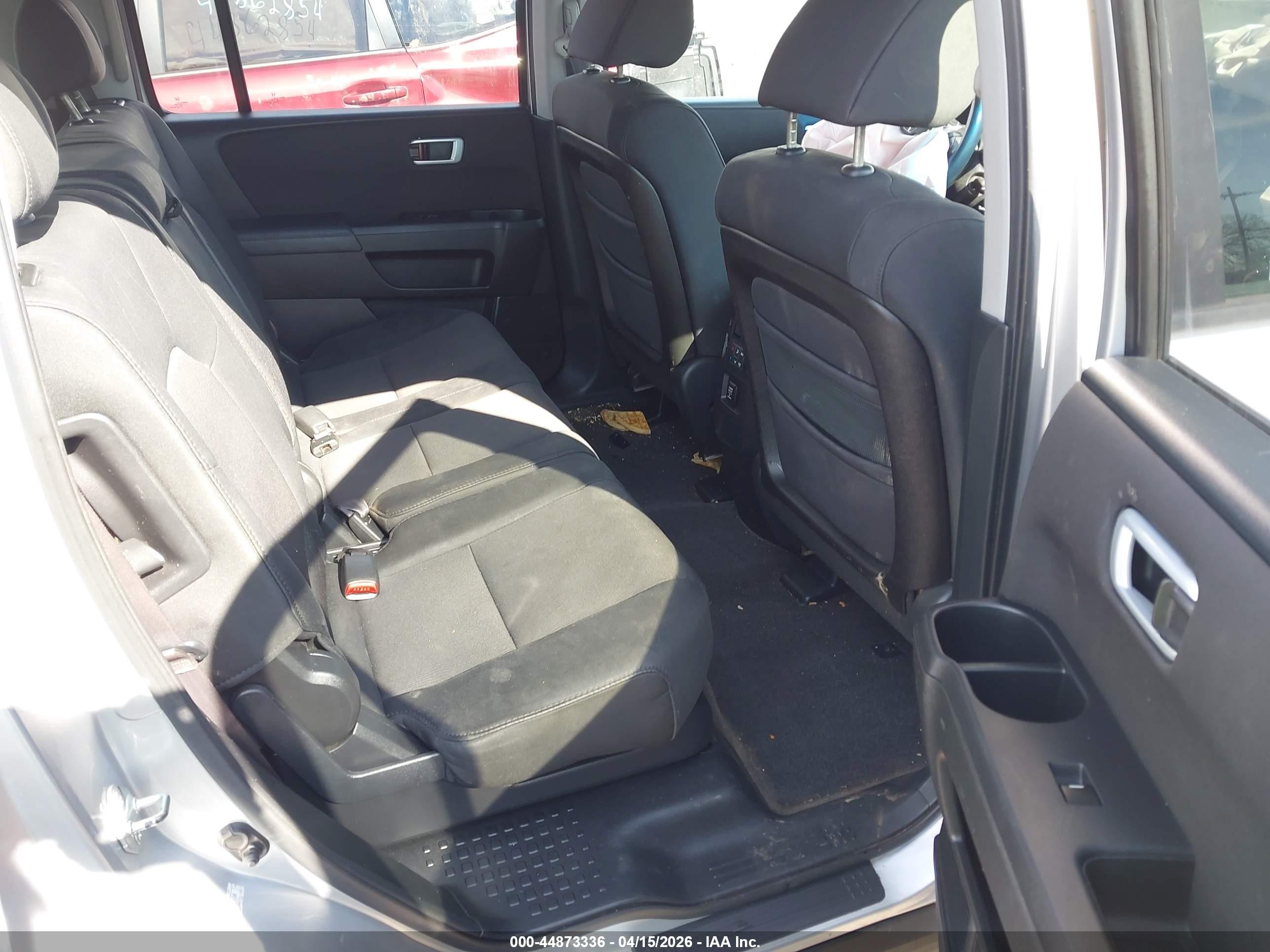 2011 Honda Pilot Lx Silver vin: 5FNYF4H23BB021444