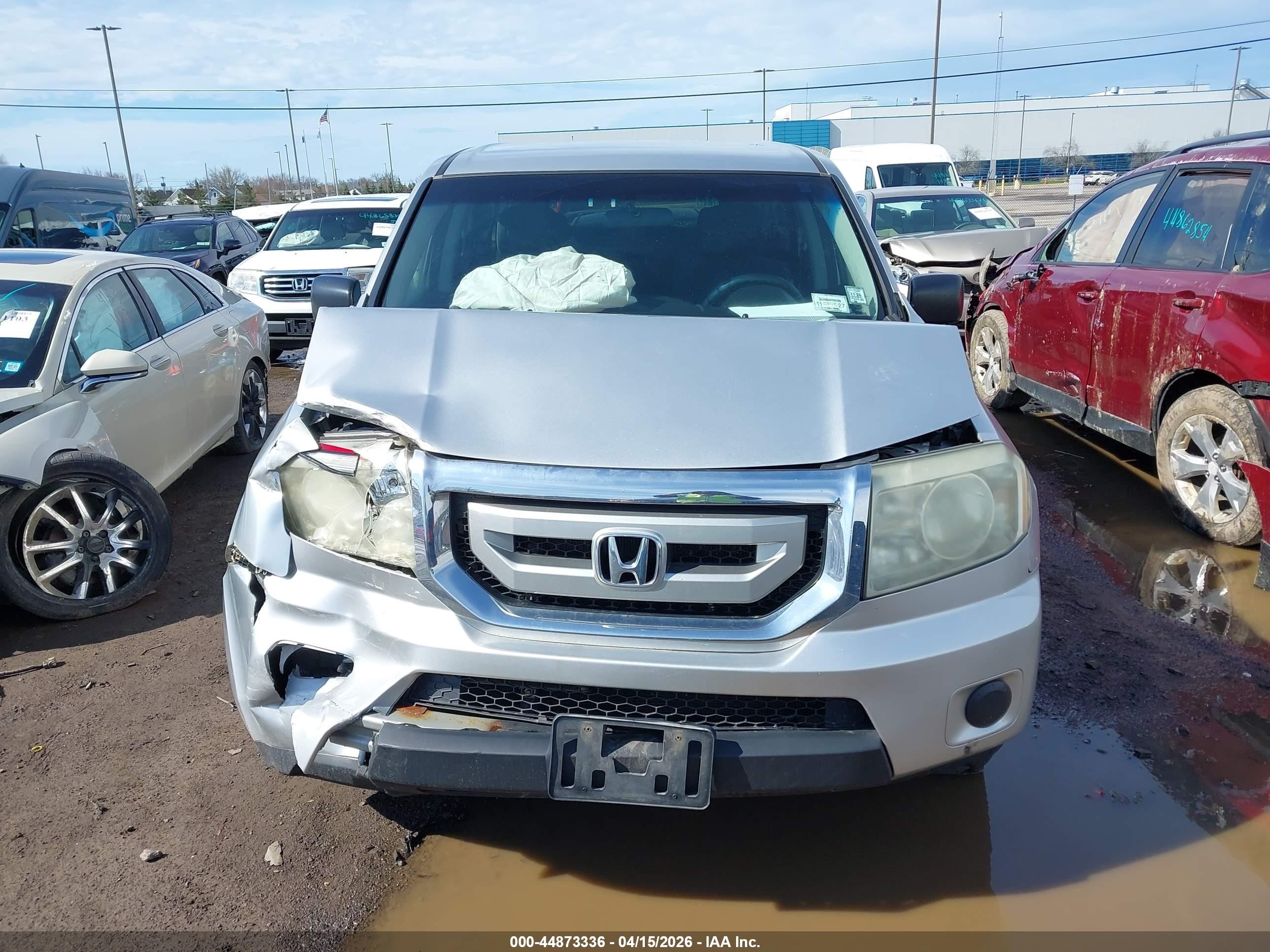 2011 Honda Pilot Lx Silver vin: 5FNYF4H23BB021444