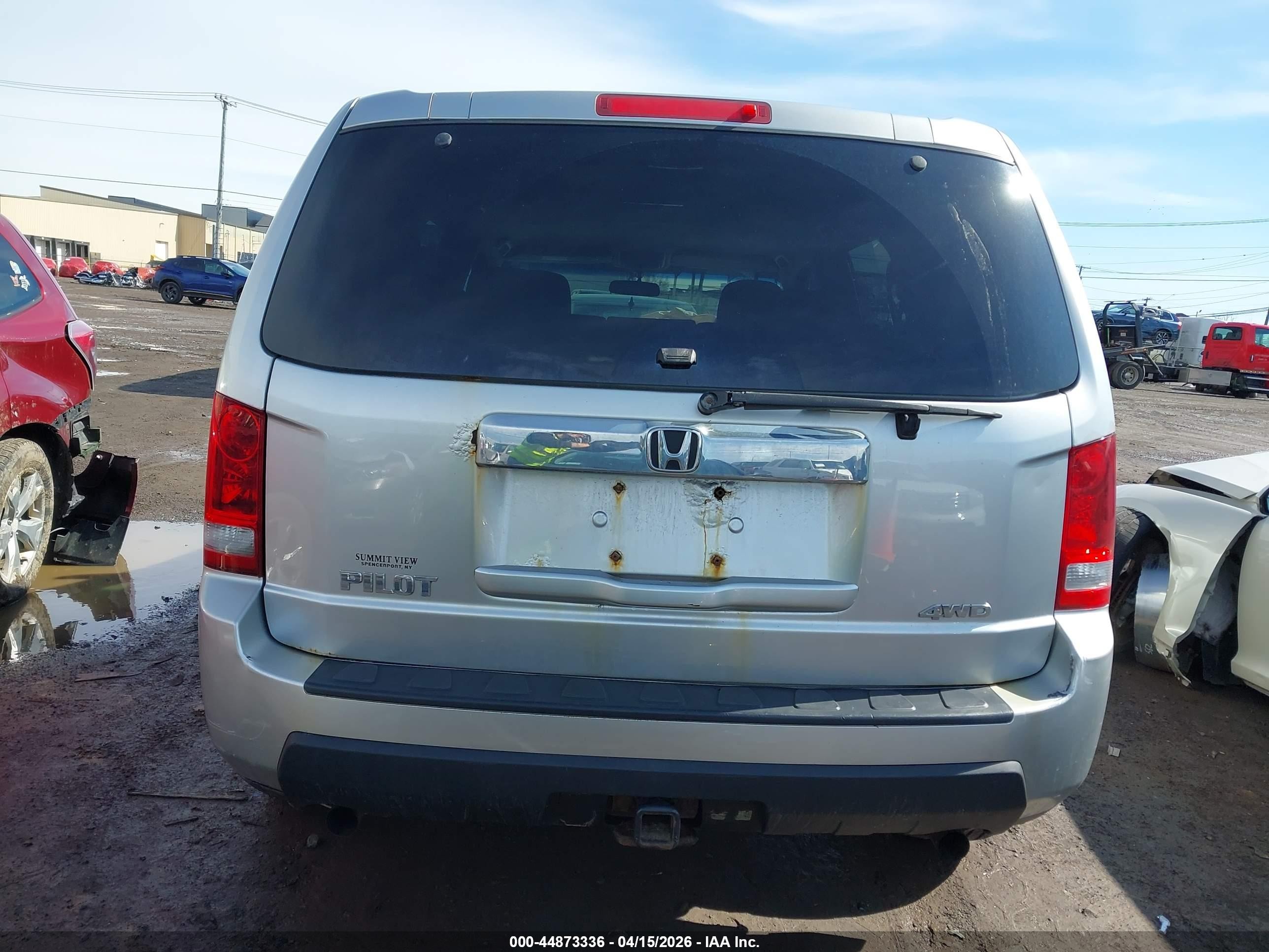 2011 Honda Pilot Lx Silver vin: 5FNYF4H23BB021444
