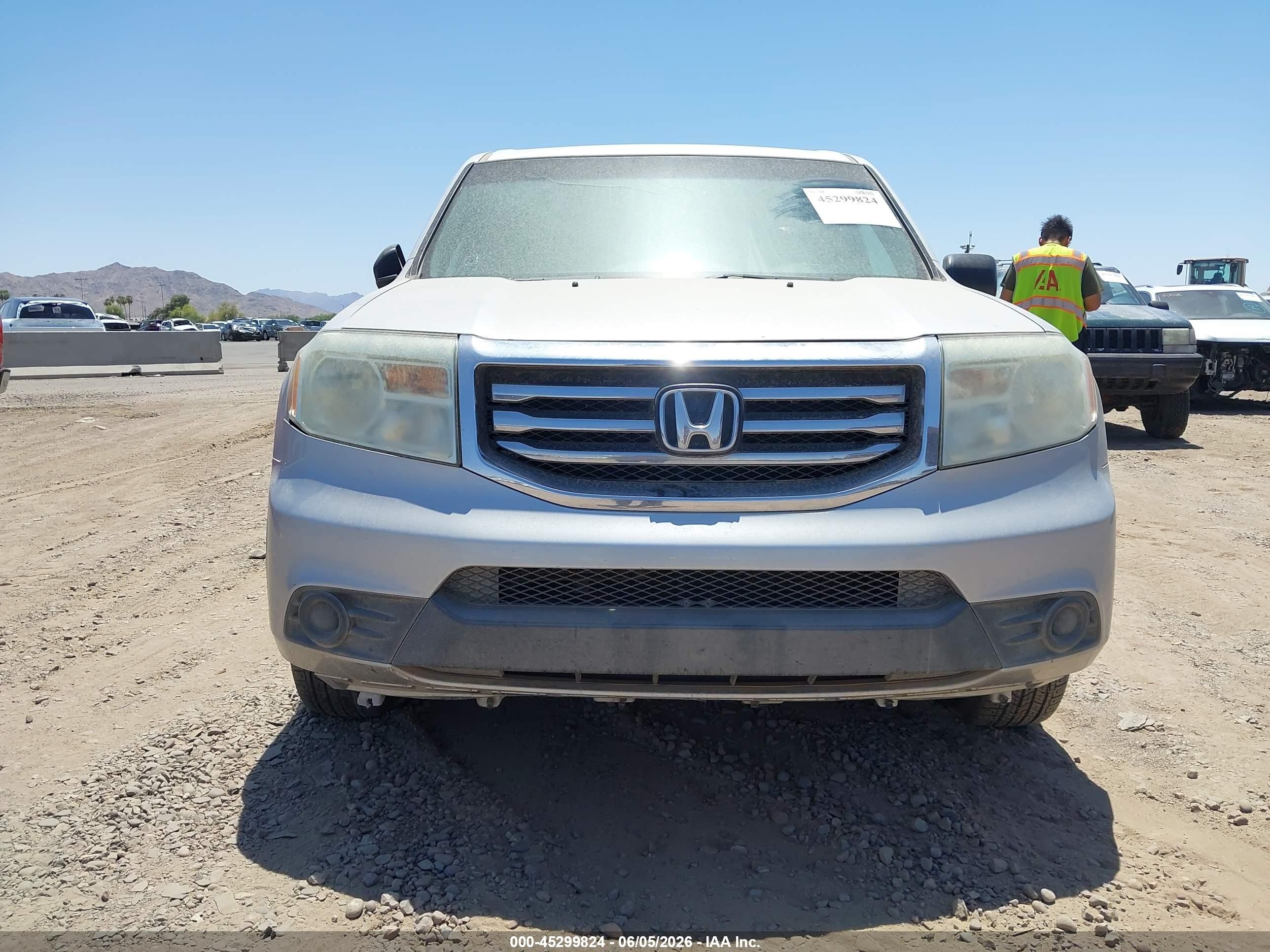 2014 Honda Pilot Lx Silver vin: 5FNYF4H23EB033792