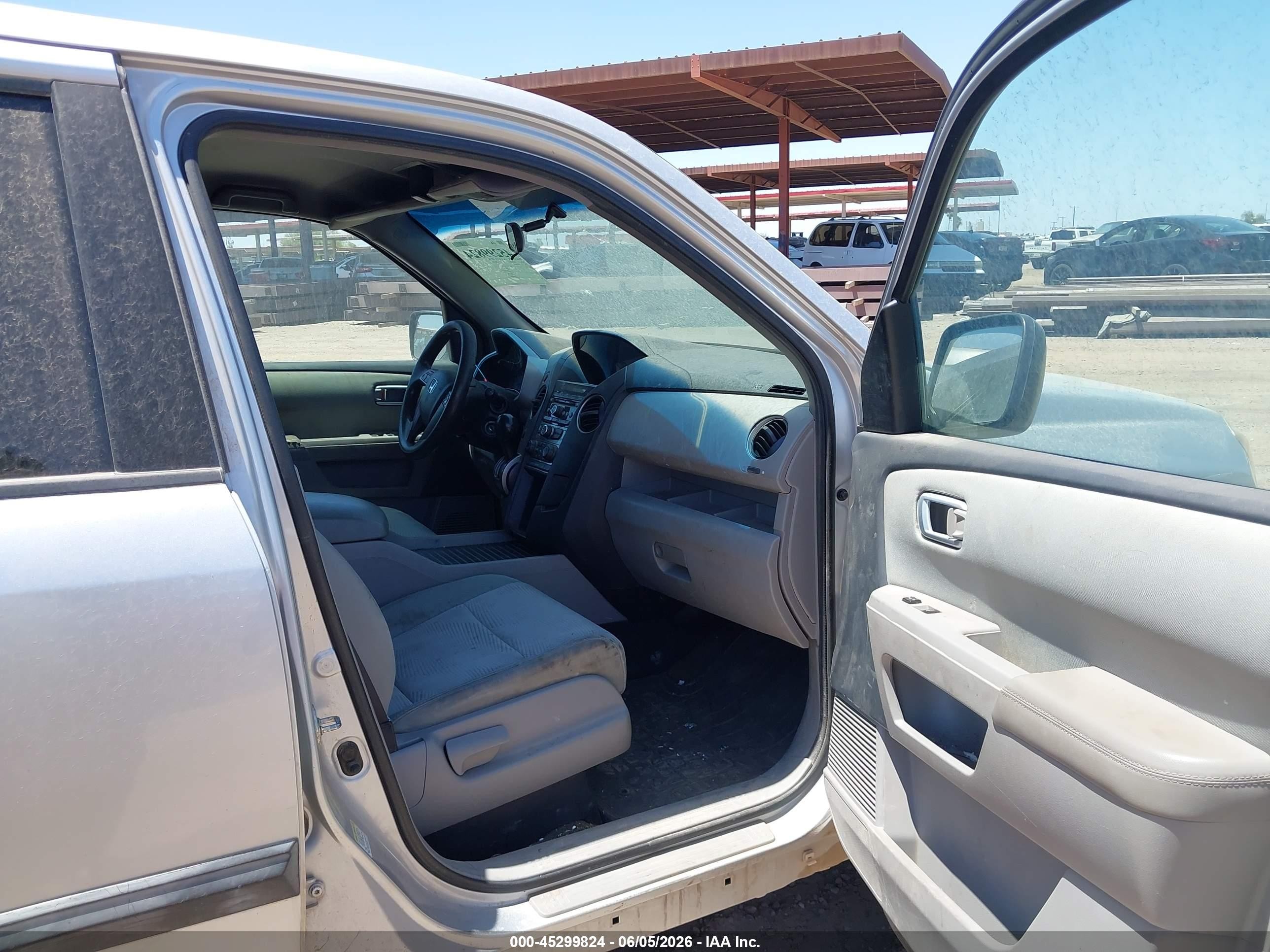 2014 Honda Pilot Lx Silver vin: 5FNYF4H23EB033792