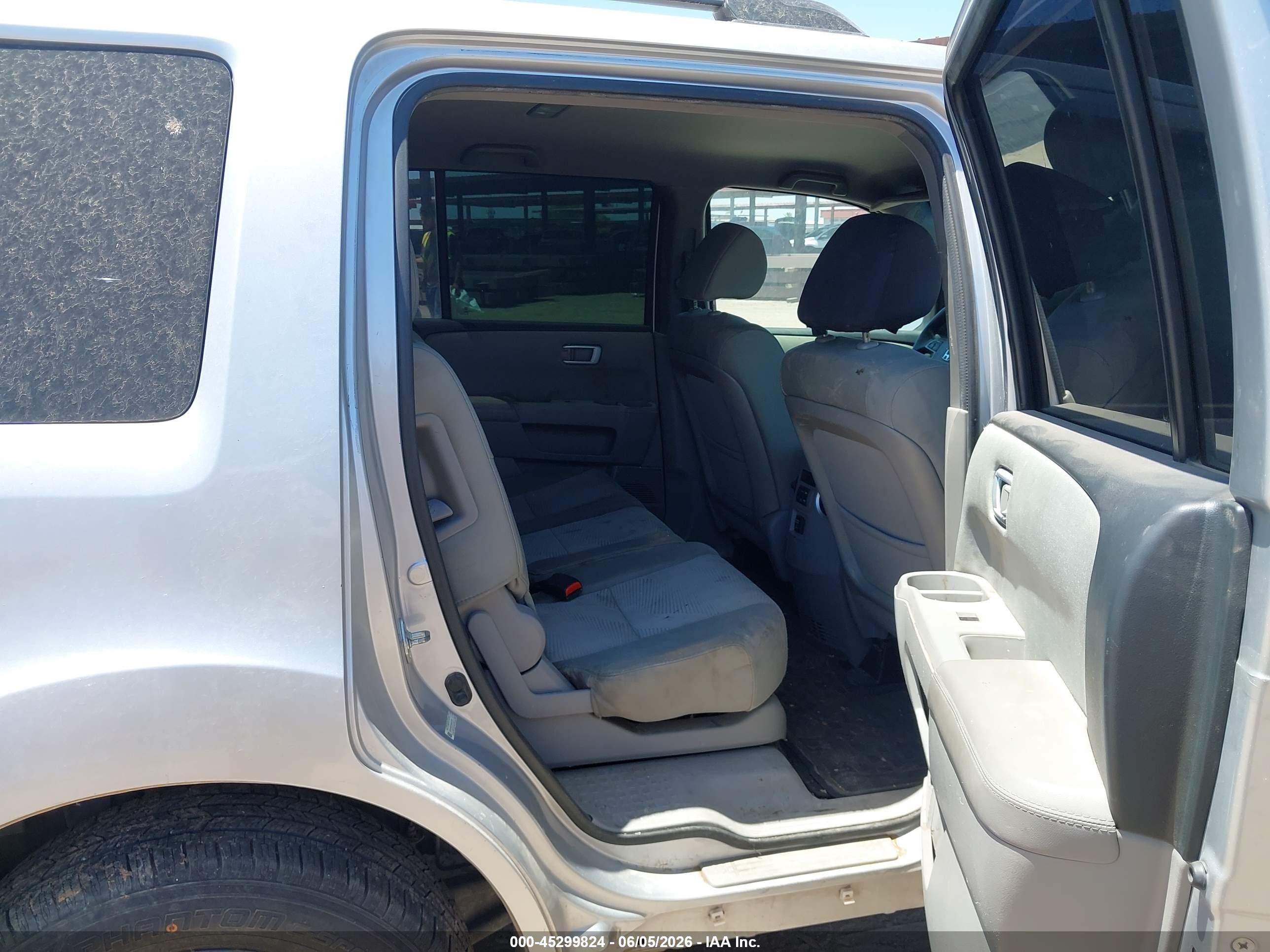 2014 Honda Pilot Lx Silver vin: 5FNYF4H23EB033792