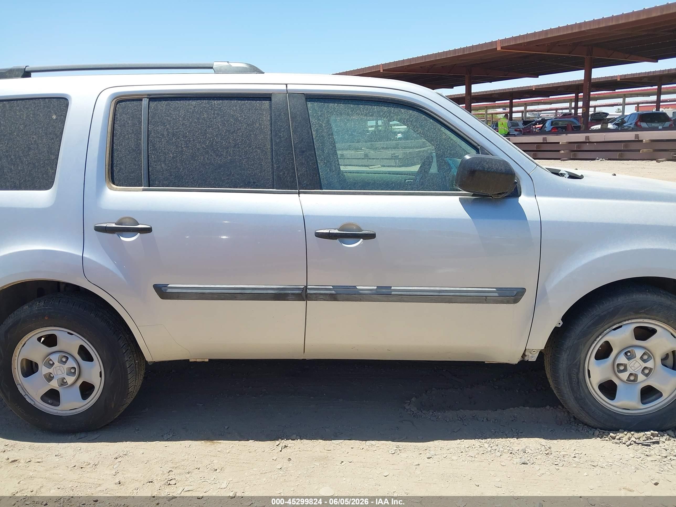 2014 Honda Pilot Lx Silver vin: 5FNYF4H23EB033792