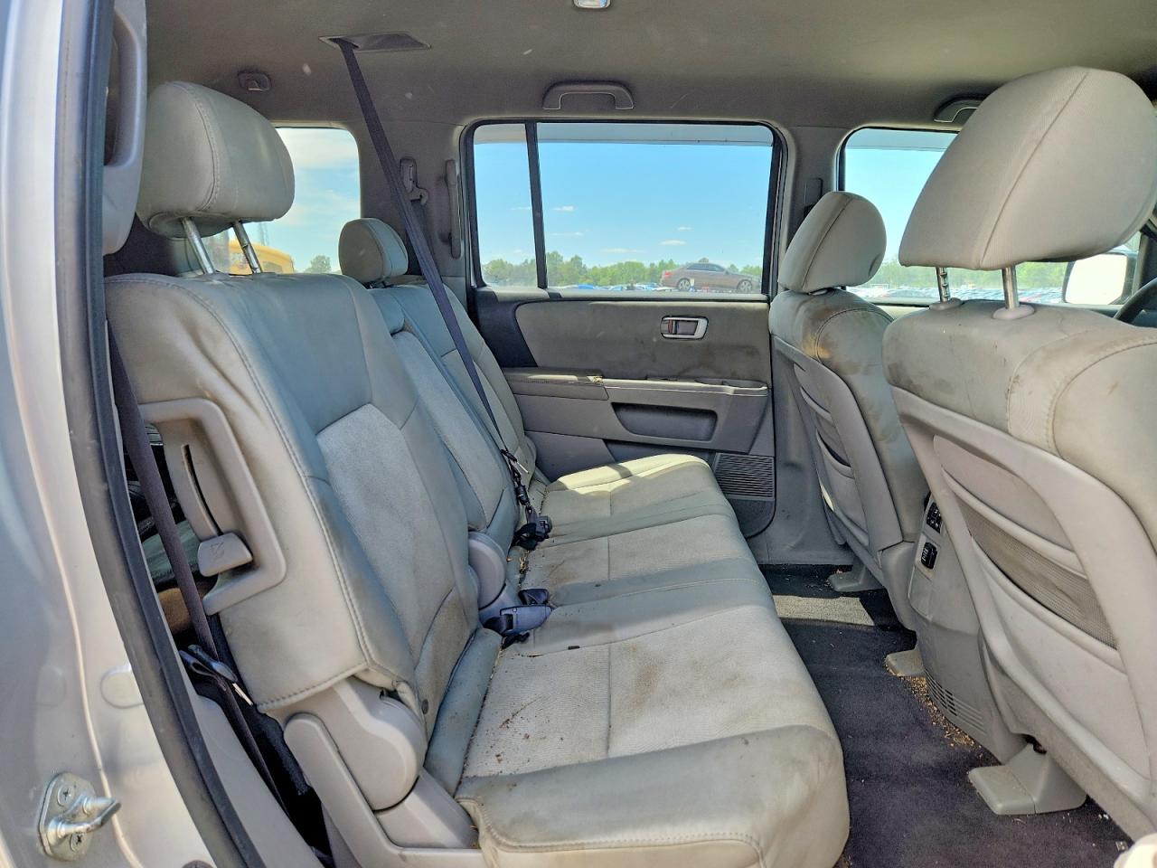 2011 Honda Pilot Lx Silver vin: 5FNYF4H24BB047065