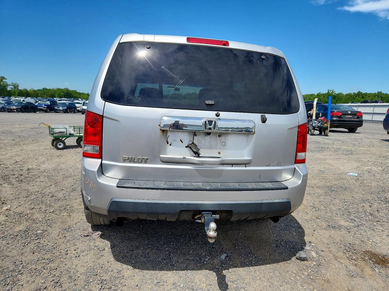 2011 Honda Pilot Lx Silver vin: 5FNYF4H24BB047065