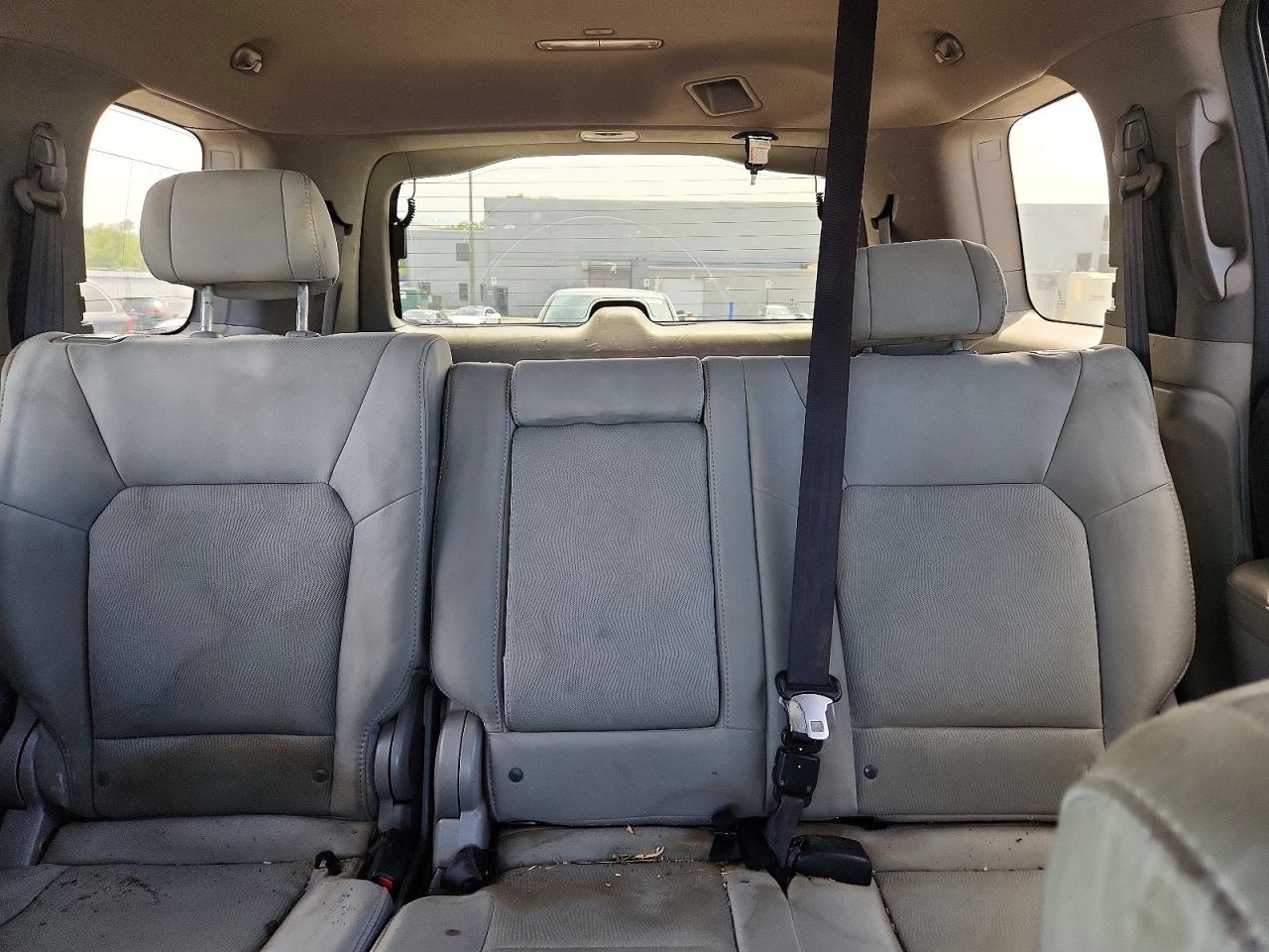 2011 Honda Pilot Lx Silver vin: 5FNYF4H24BB047065
