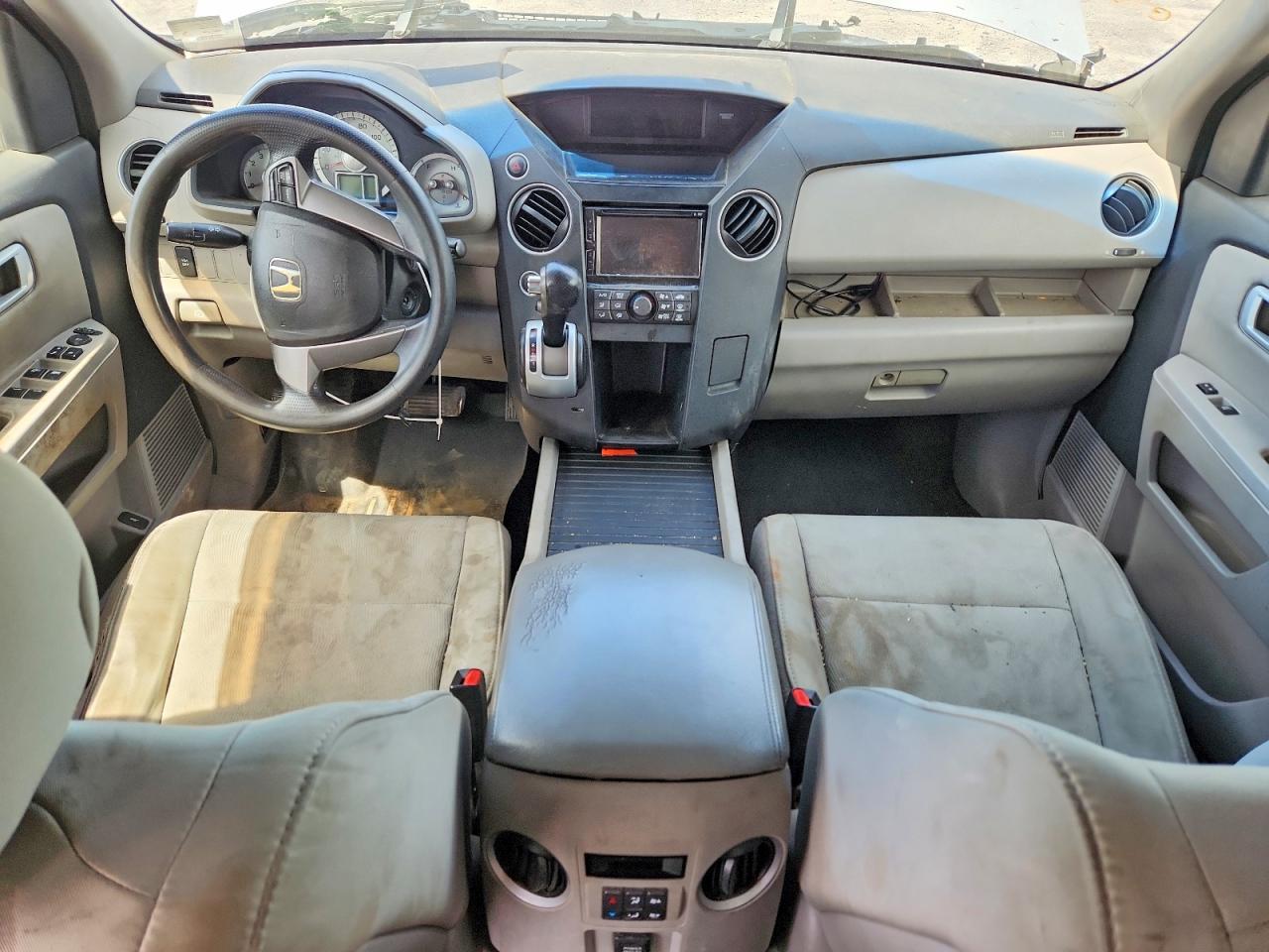 2011 Honda Pilot Lx Silver vin: 5FNYF4H24BB047065