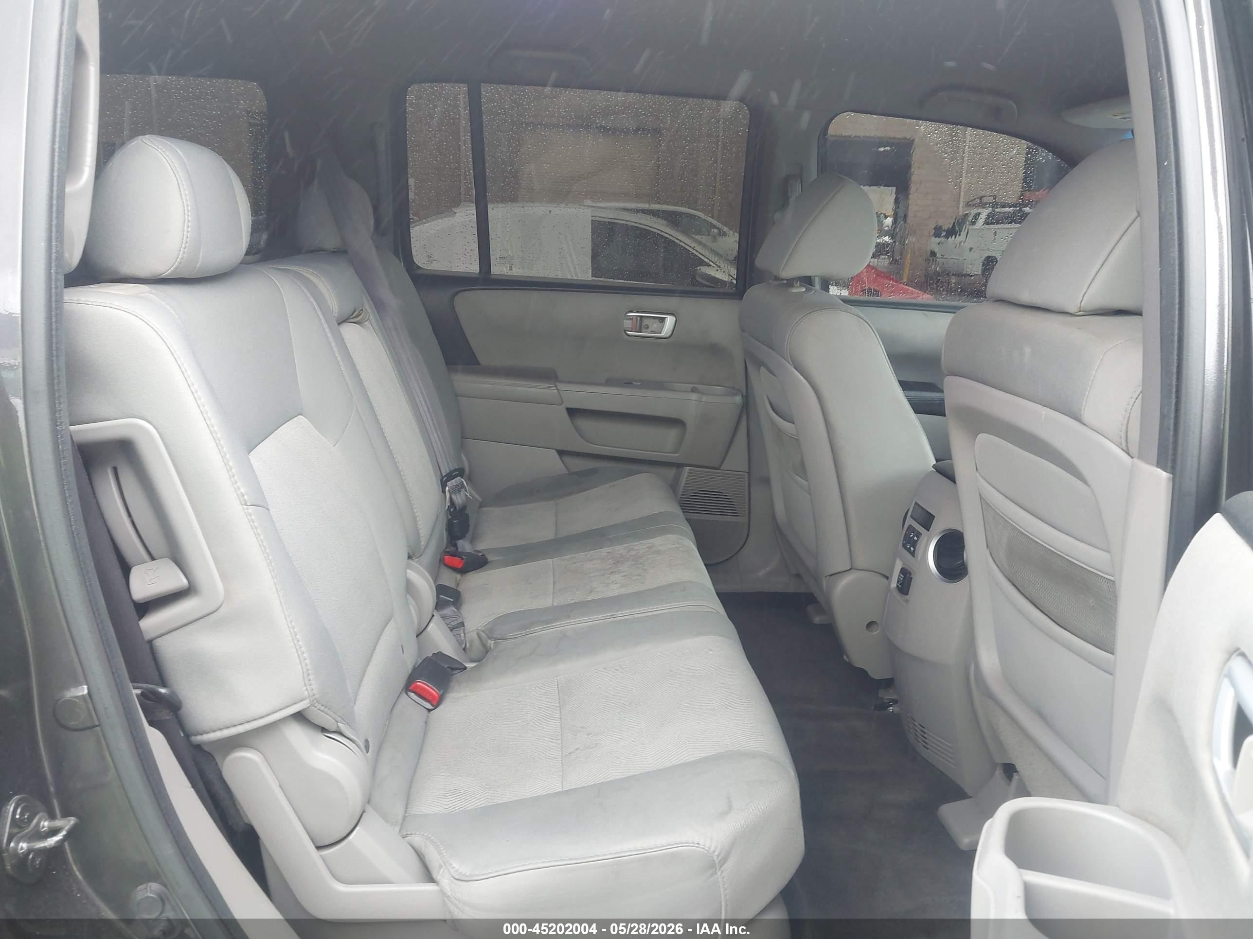 2011 Honda Pilot Lx Gray vin: 5FNYF4H24BB078459