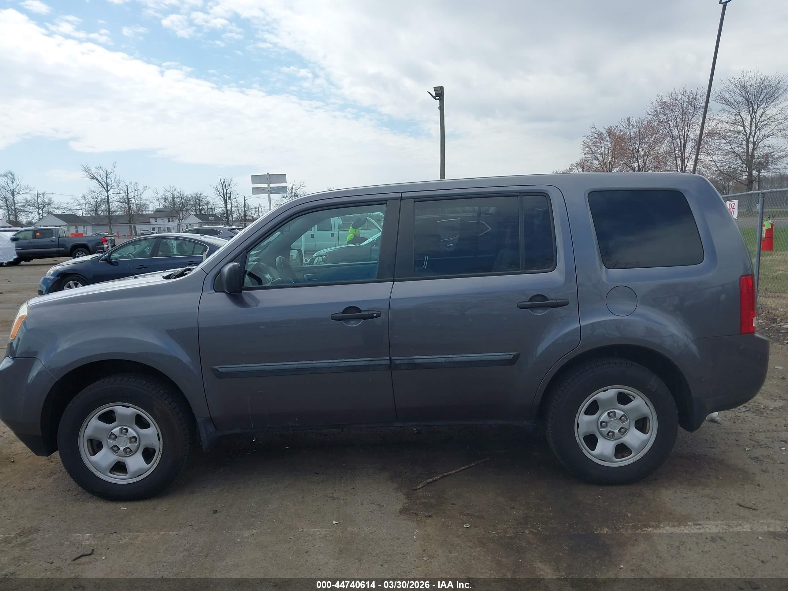 2015 Honda Pilot Lx Gray vin: 5FNYF4H24FB025475