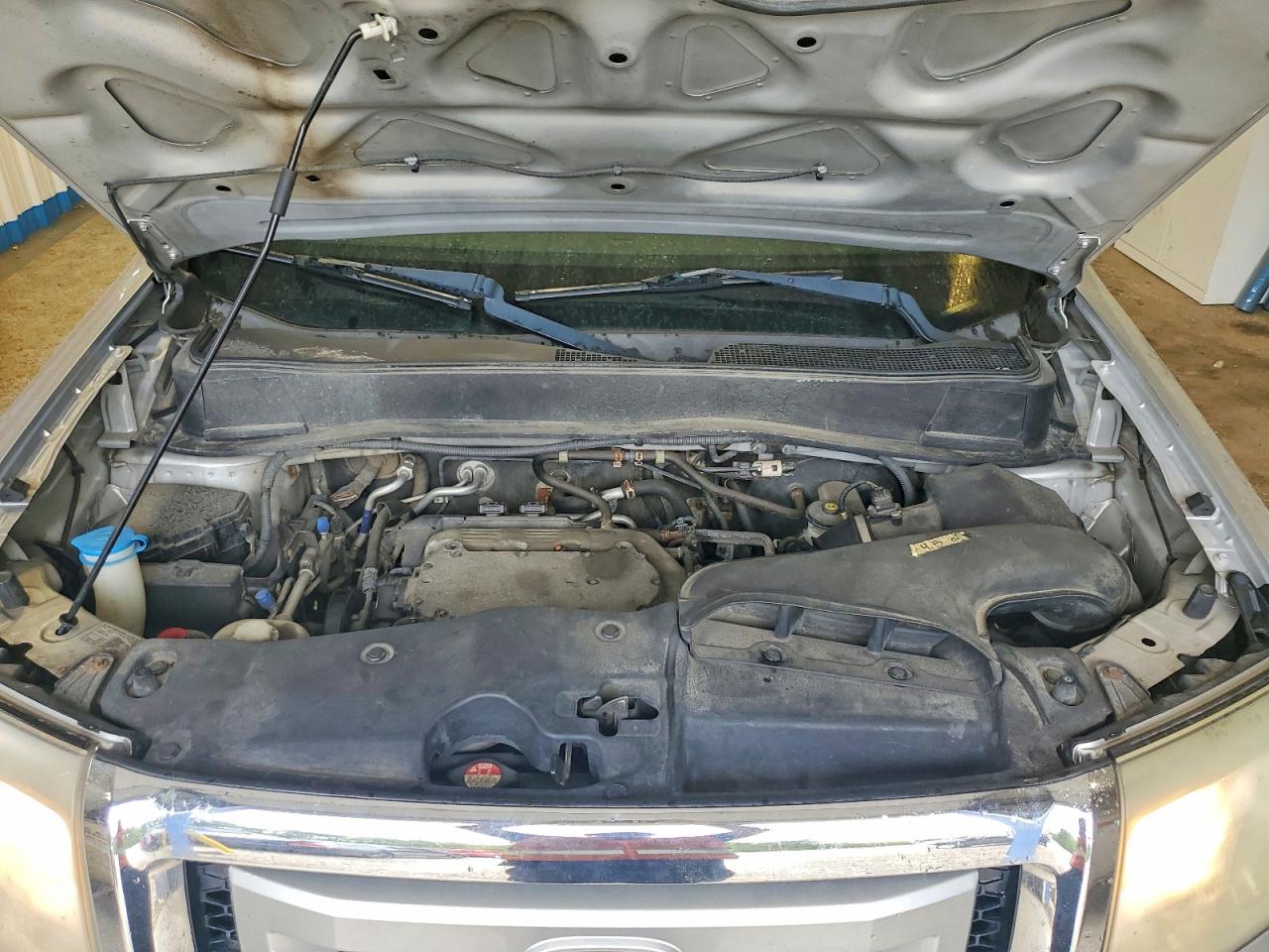 2011 Honda Pilot Lx Silver vin: 5FNYF4H25BB068930