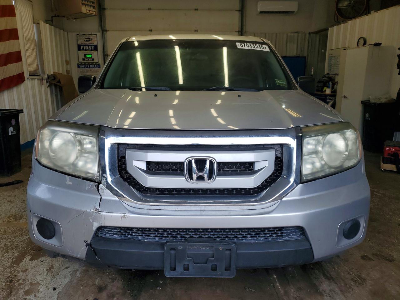 2011 Honda Pilot Lx Silver vin: 5FNYF4H25BB068930