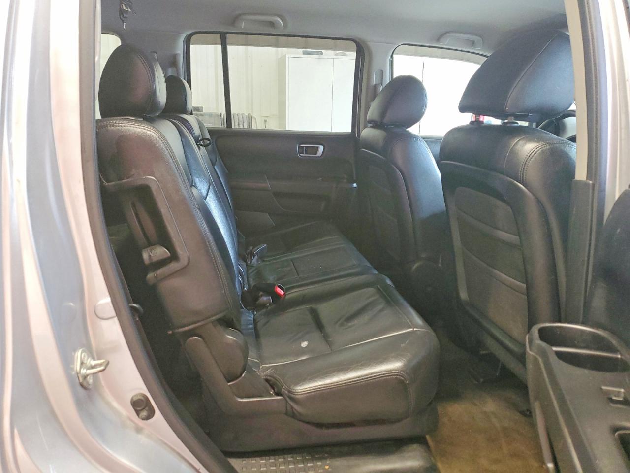 2011 Honda Pilot Lx Silver vin: 5FNYF4H25BB068930