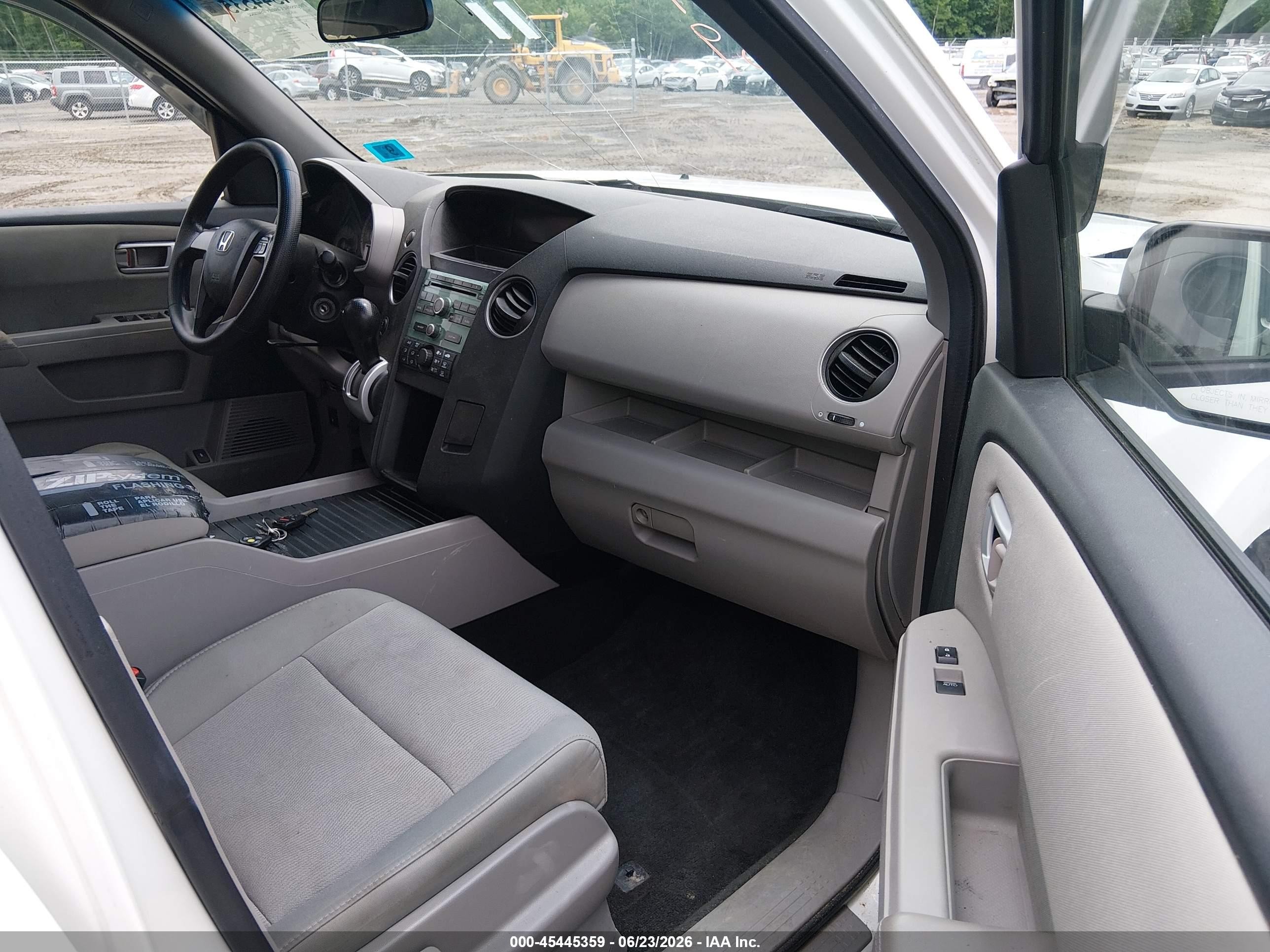 2011 Honda Pilot Lx White vin: 5FNYF4H25BB077577