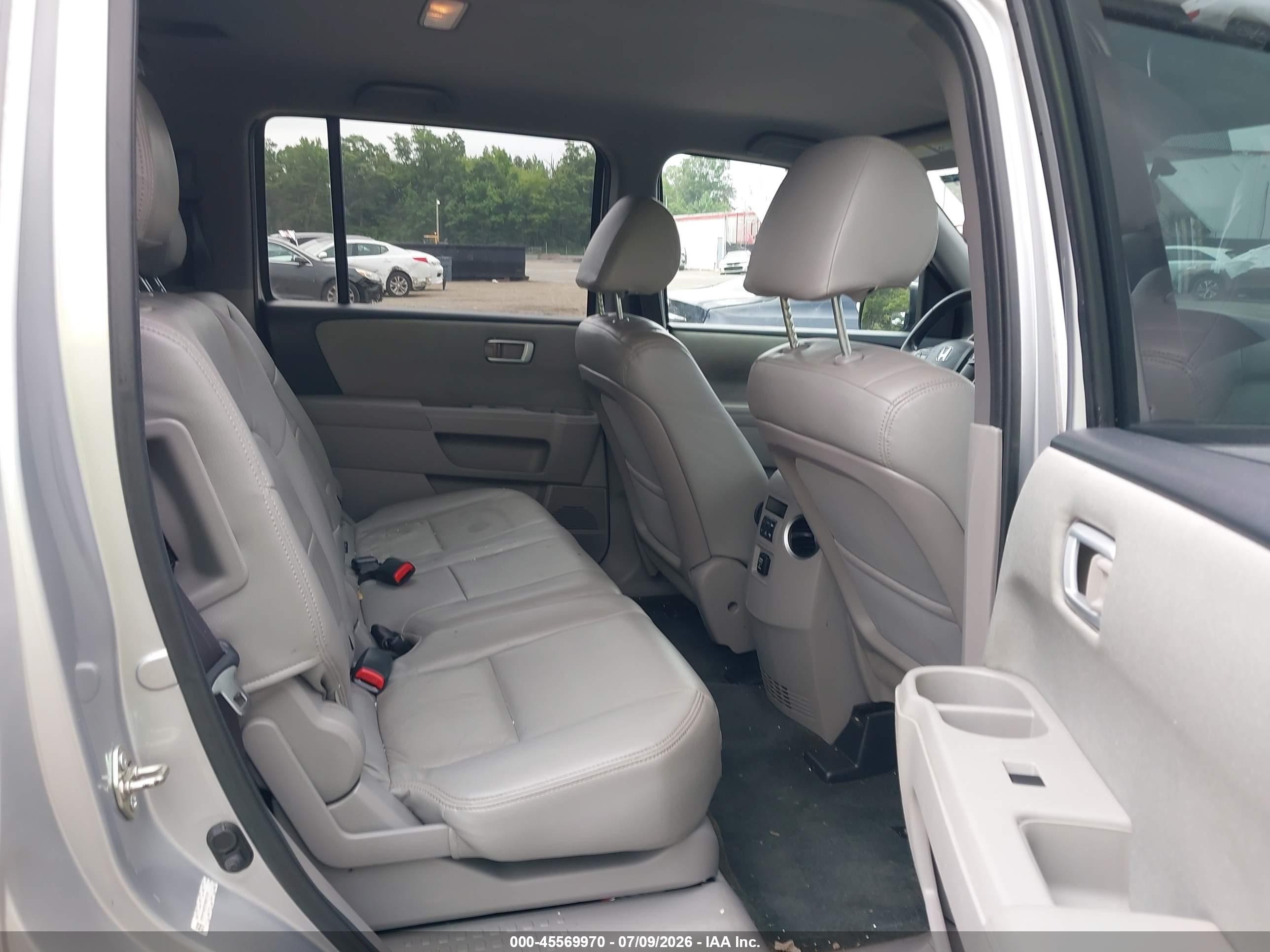 2014 Honda Pilot Lx Silver vin: 5FNYF4H25EB047418