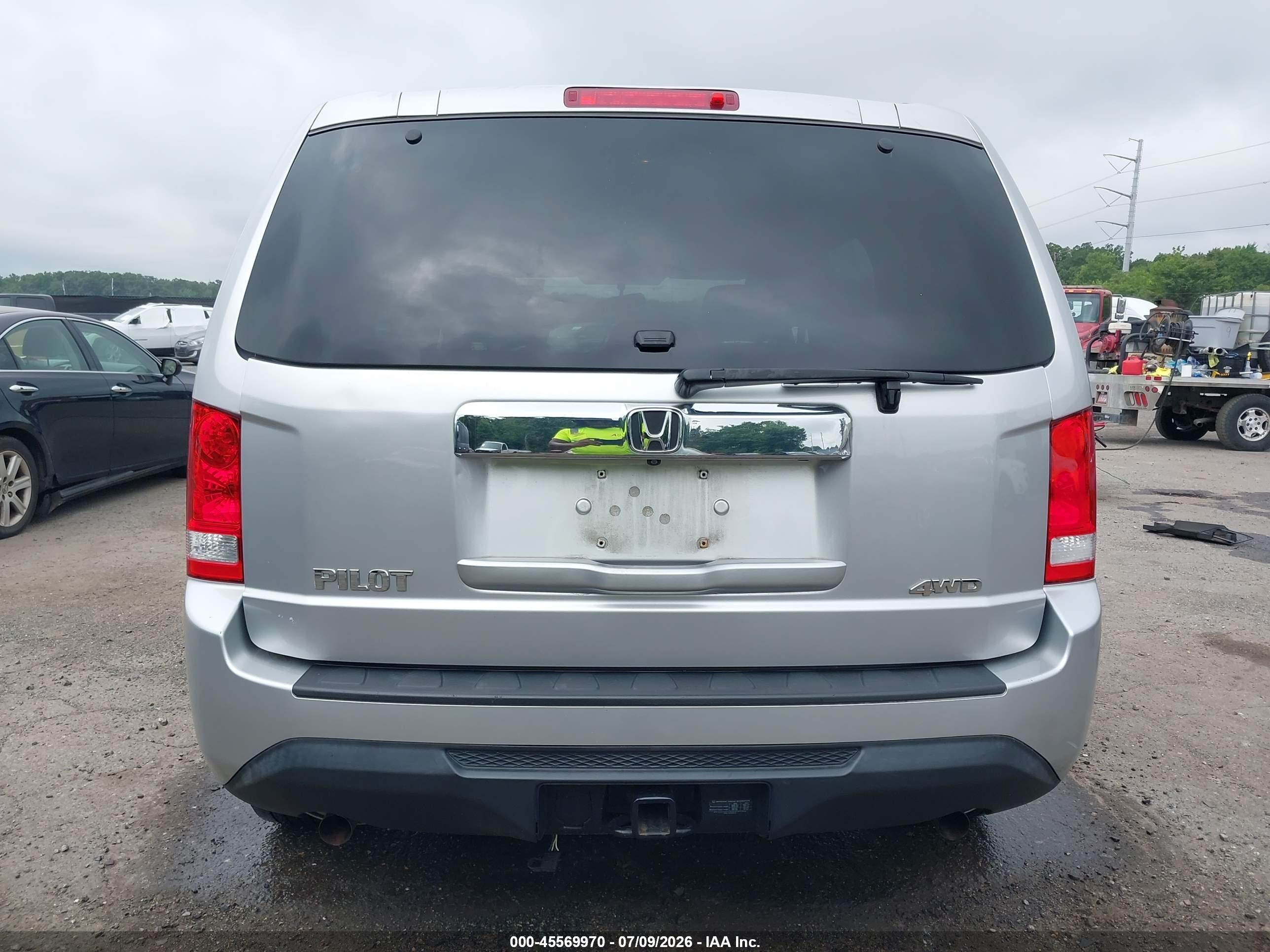 2014 Honda Pilot Lx Silver vin: 5FNYF4H25EB047418
