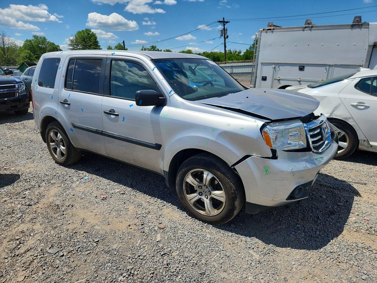 2015 Honda Pilot Lx Silver vin: 5FNYF4H25FB052460