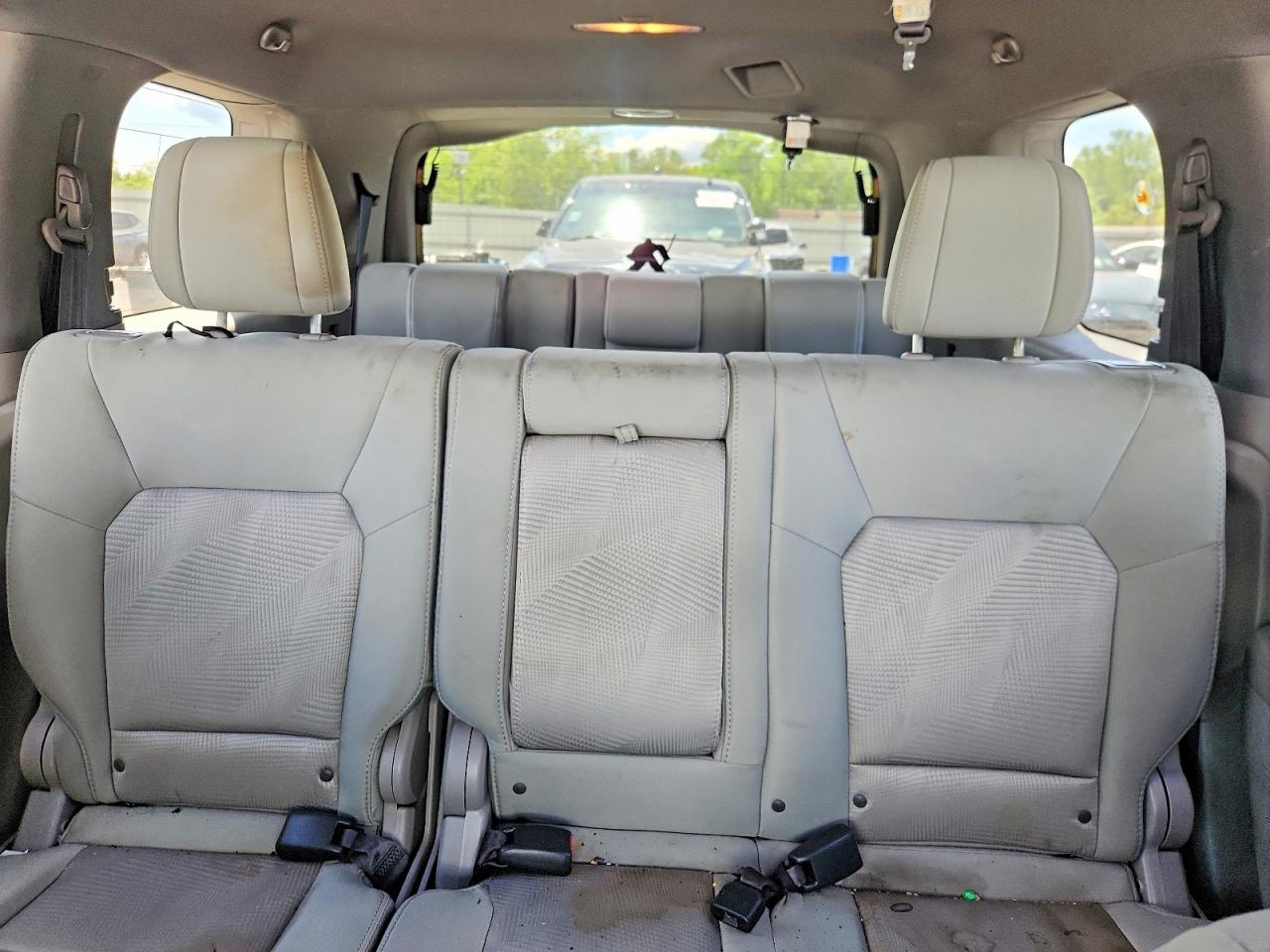 2015 Honda Pilot Lx Silver vin: 5FNYF4H25FB052460