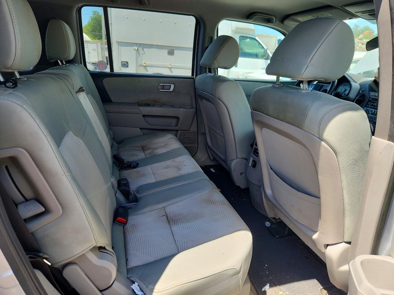 2015 Honda Pilot Lx Silver vin: 5FNYF4H25FB052460