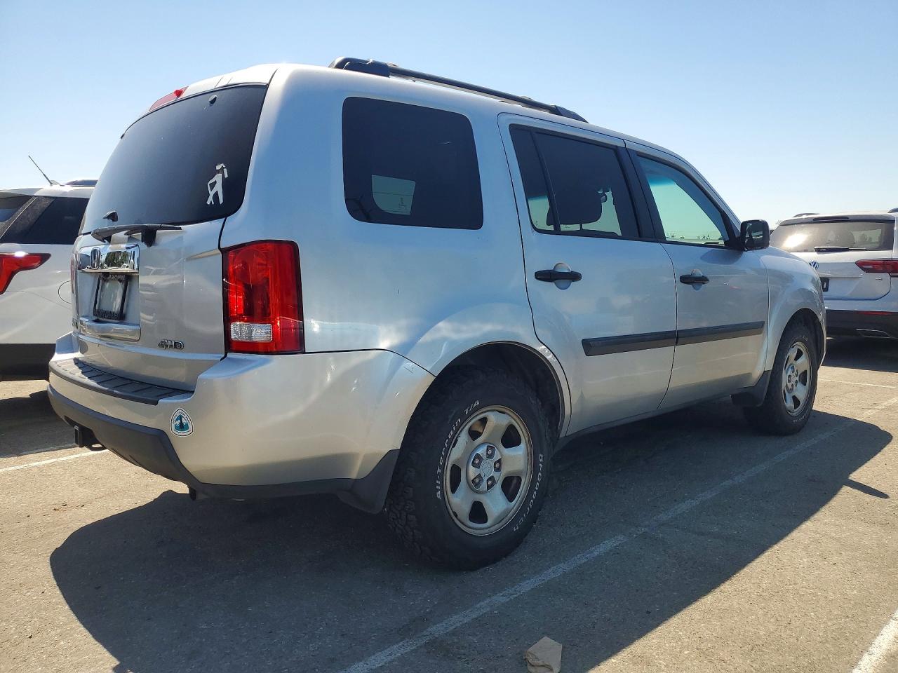 2011 Honda Pilot Lx Silver vin: 5FNYF4H26BB011393