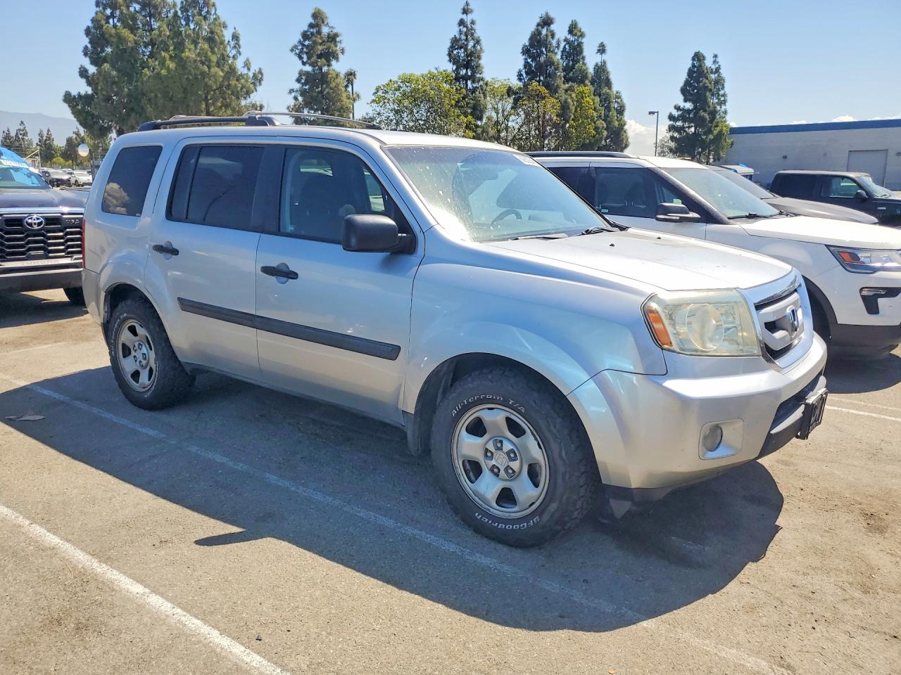 2011 Honda Pilot Lx Silver vin: 5FNYF4H26BB011393