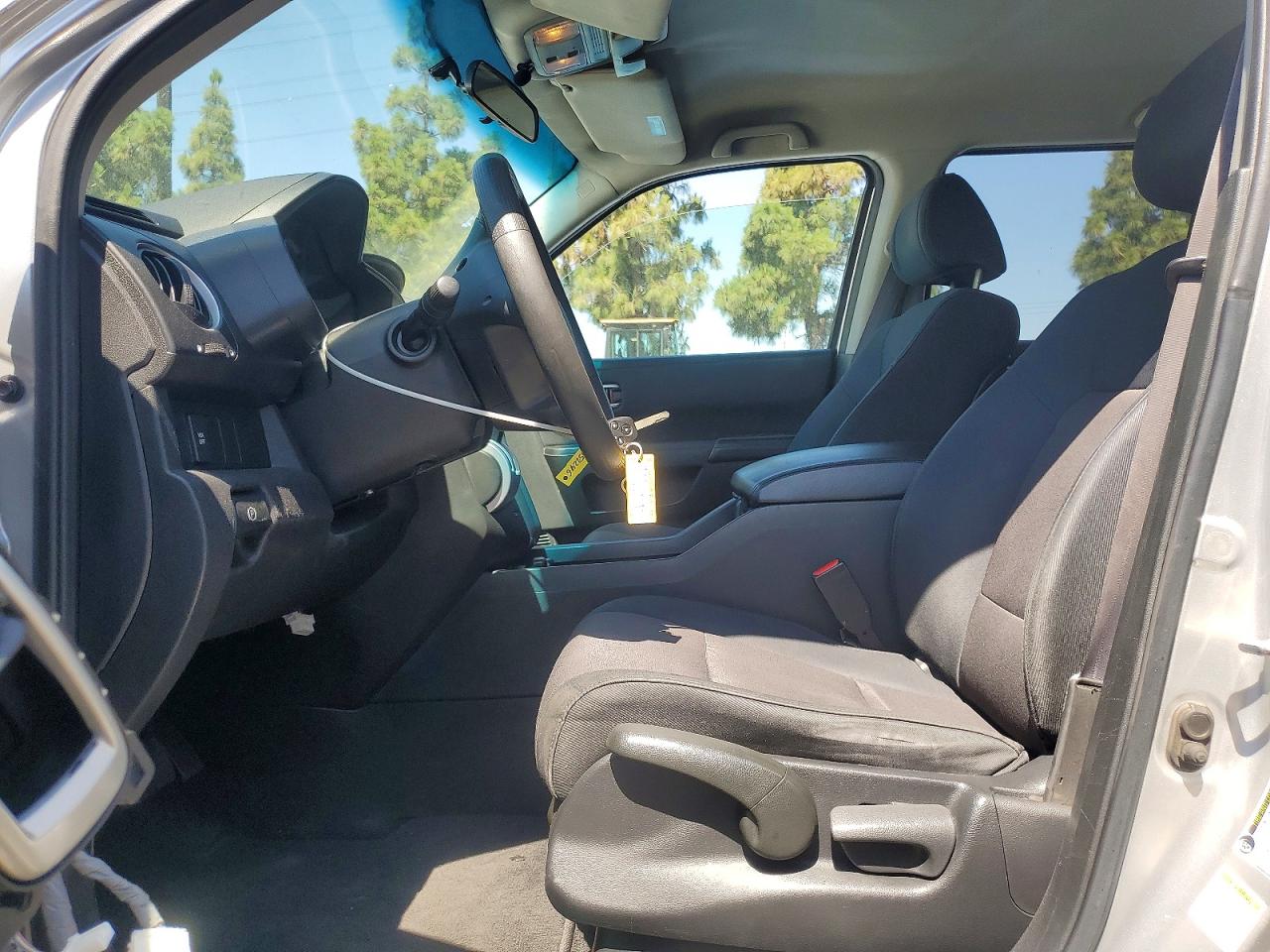 2011 Honda Pilot Lx Silver vin: 5FNYF4H26BB011393